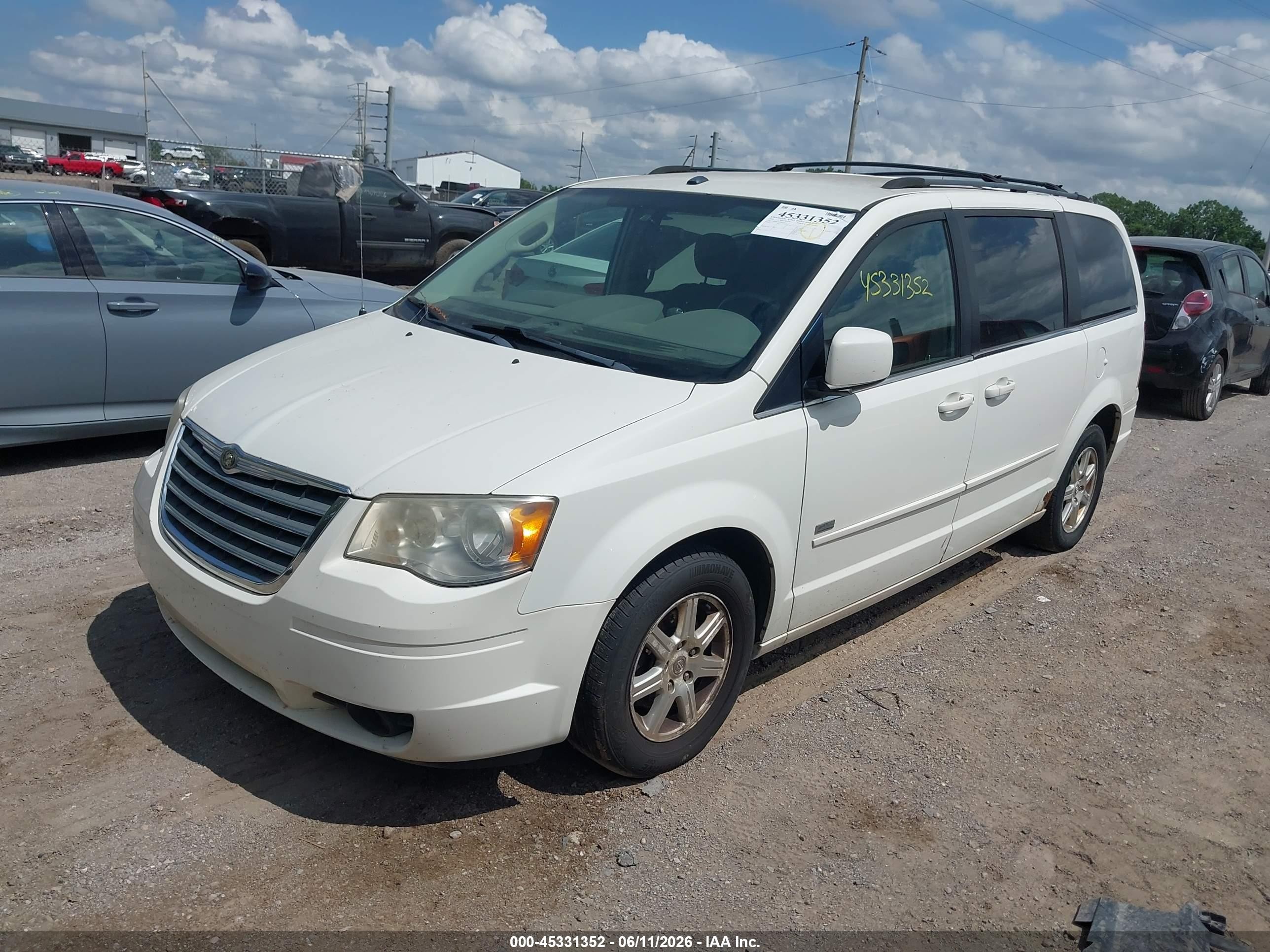 2008 Chrysler Town & Country Touring White vin: 2A8HR54P58R824132