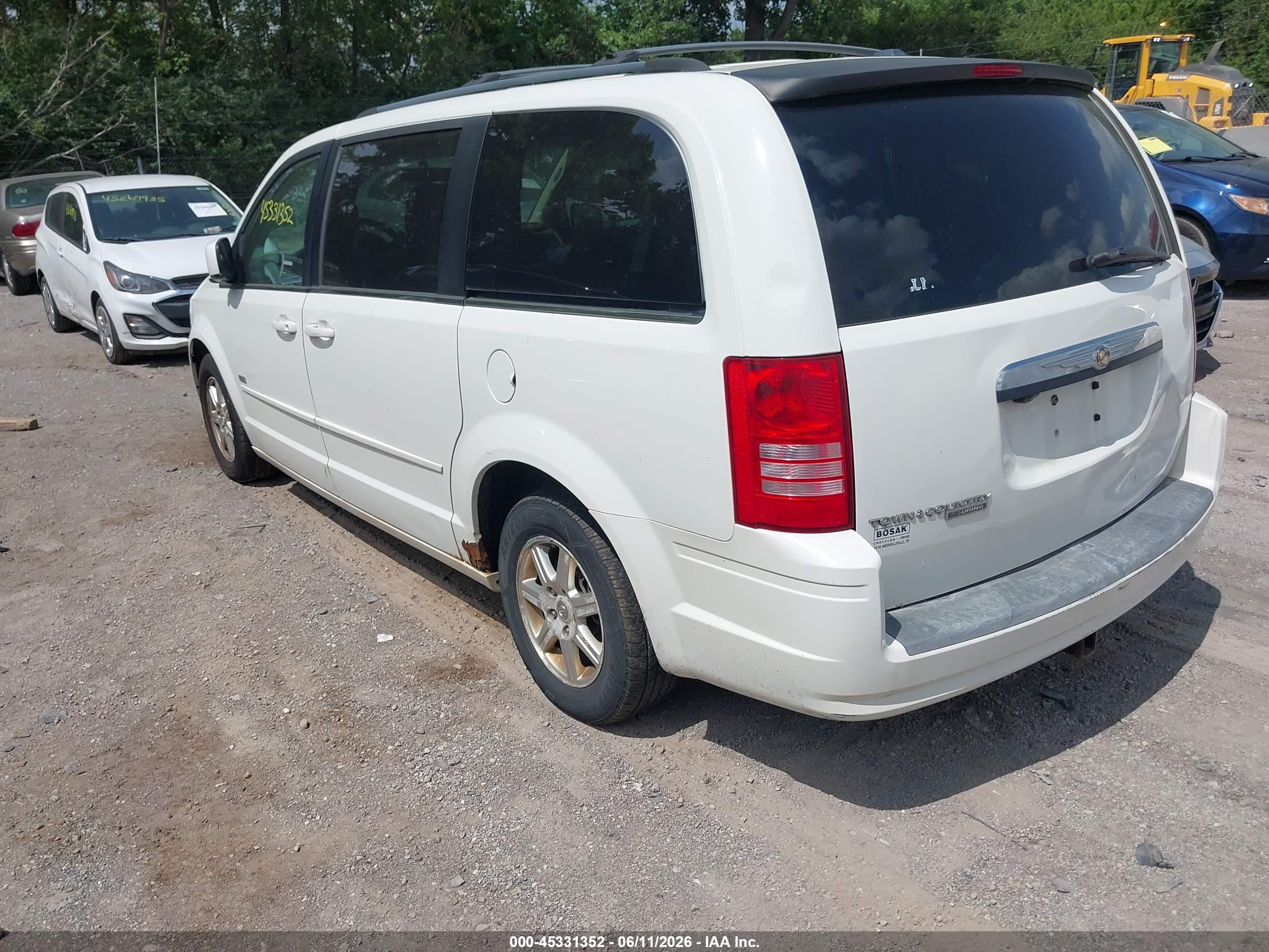 2008 Chrysler Town & Country Touring White vin: 2A8HR54P58R824132