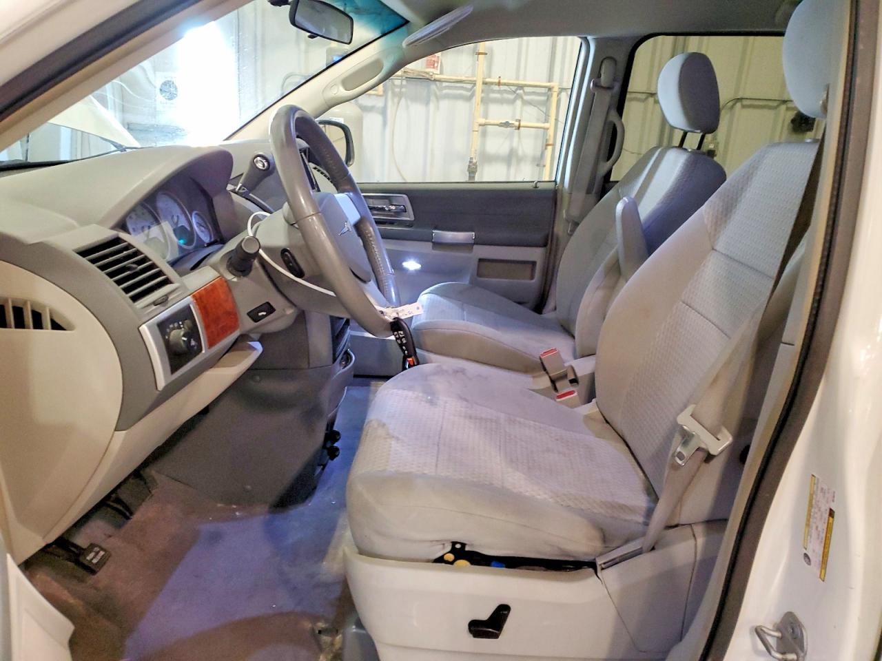 2008 Chrysler Town & Country Touring White vin: 2A8HR54P68R786734