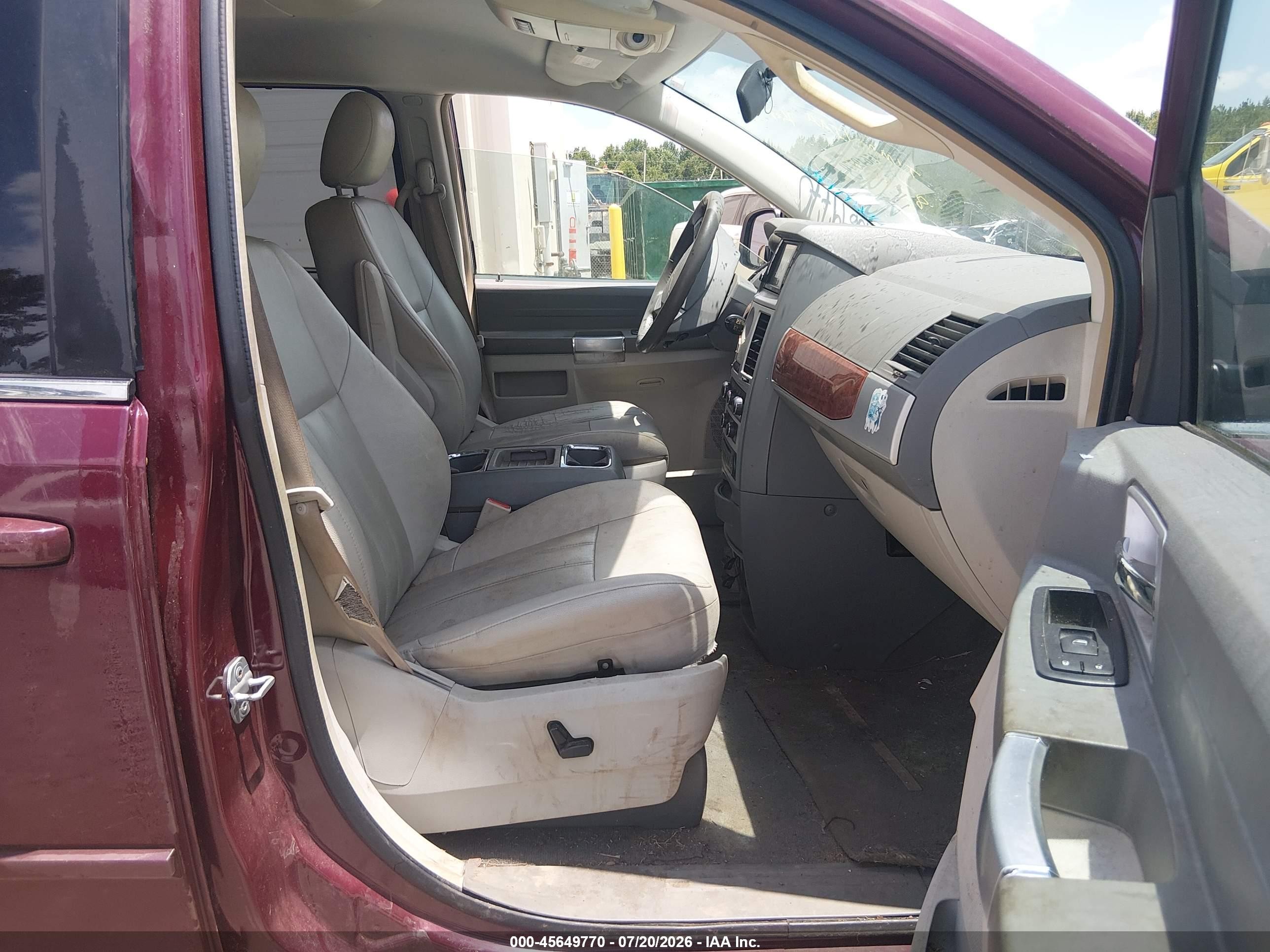 2008 Chrysler Town & Country Touring Maroon vin: 2A8HR54P68R829548