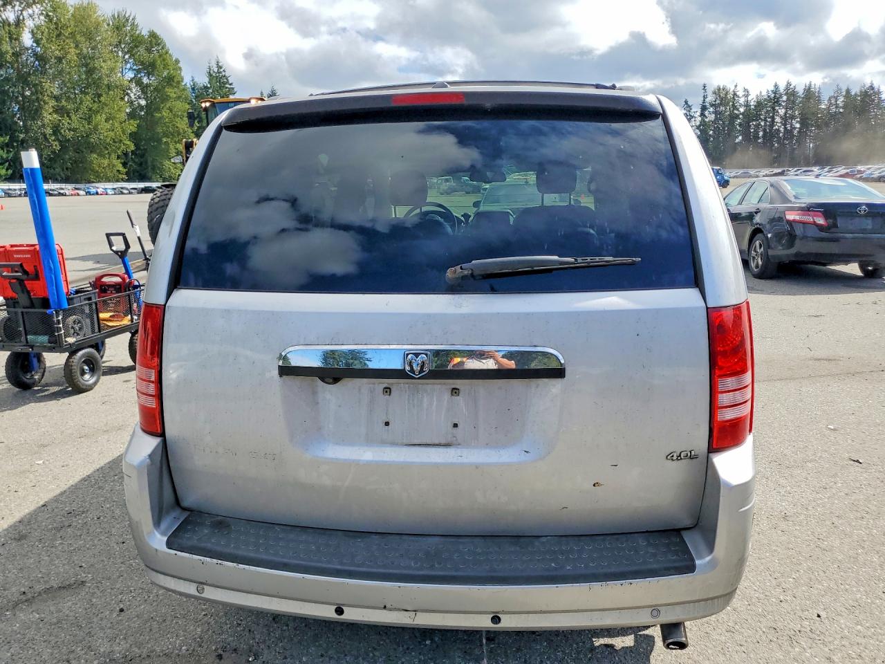 2008 Chrysler Town & Country Touring Silver vin: 2A8HR54P78R118067
