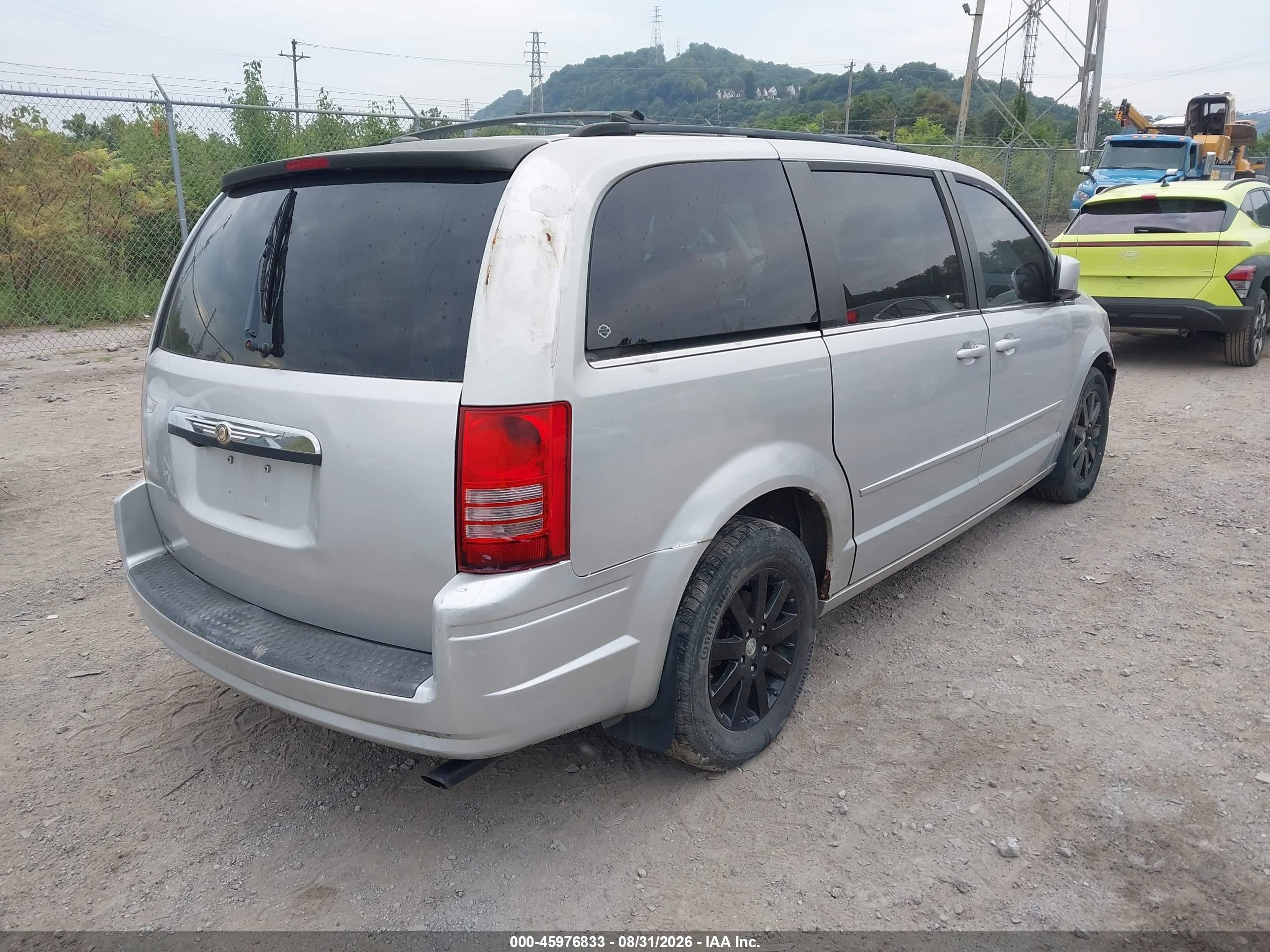 2008 Chrysler Town & Country Touring Silver vin: 2A8HR54P78R129425