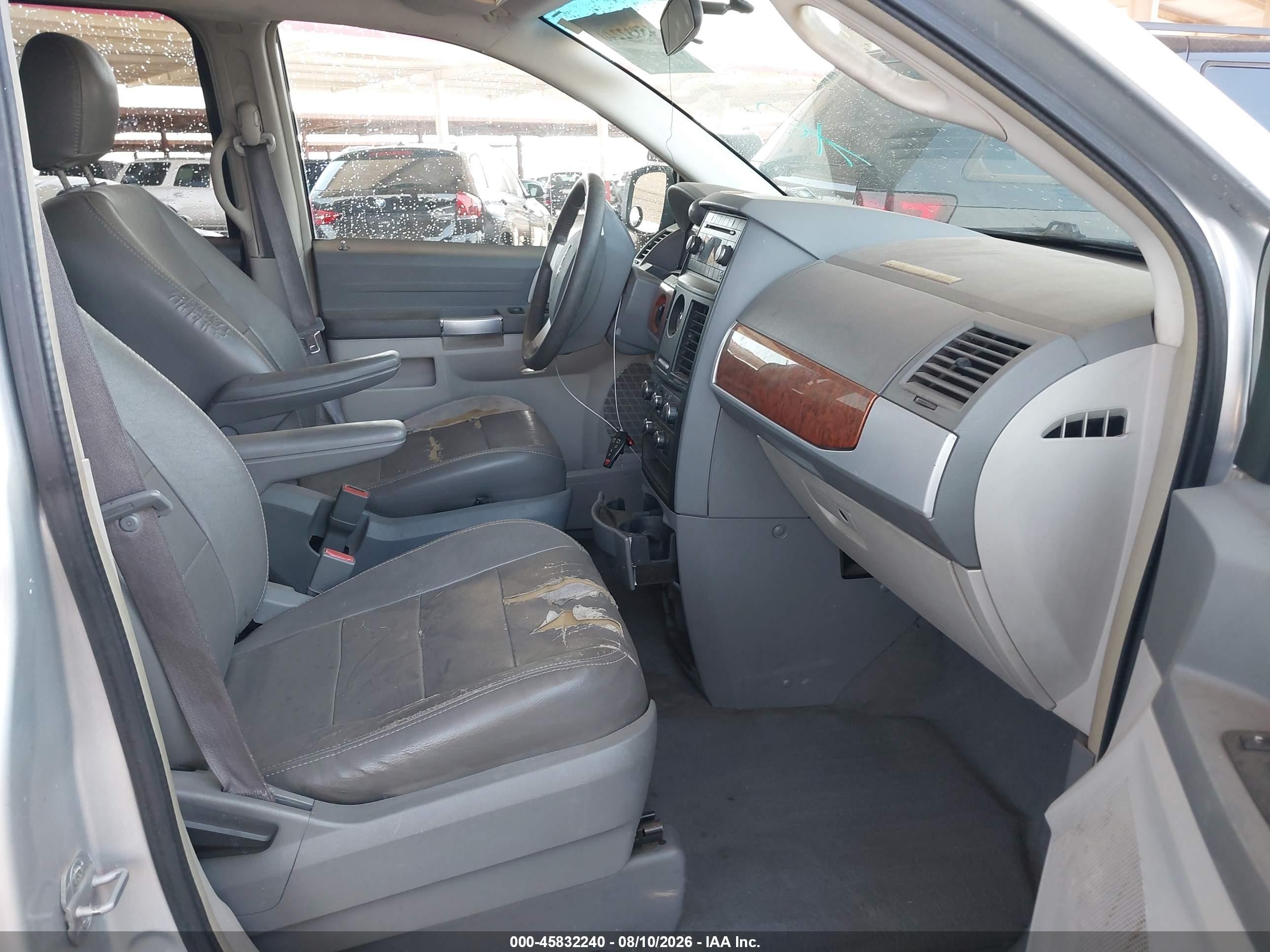 2008 Chrysler Town & Country Touring Silver vin: 2A8HR54P78R678865