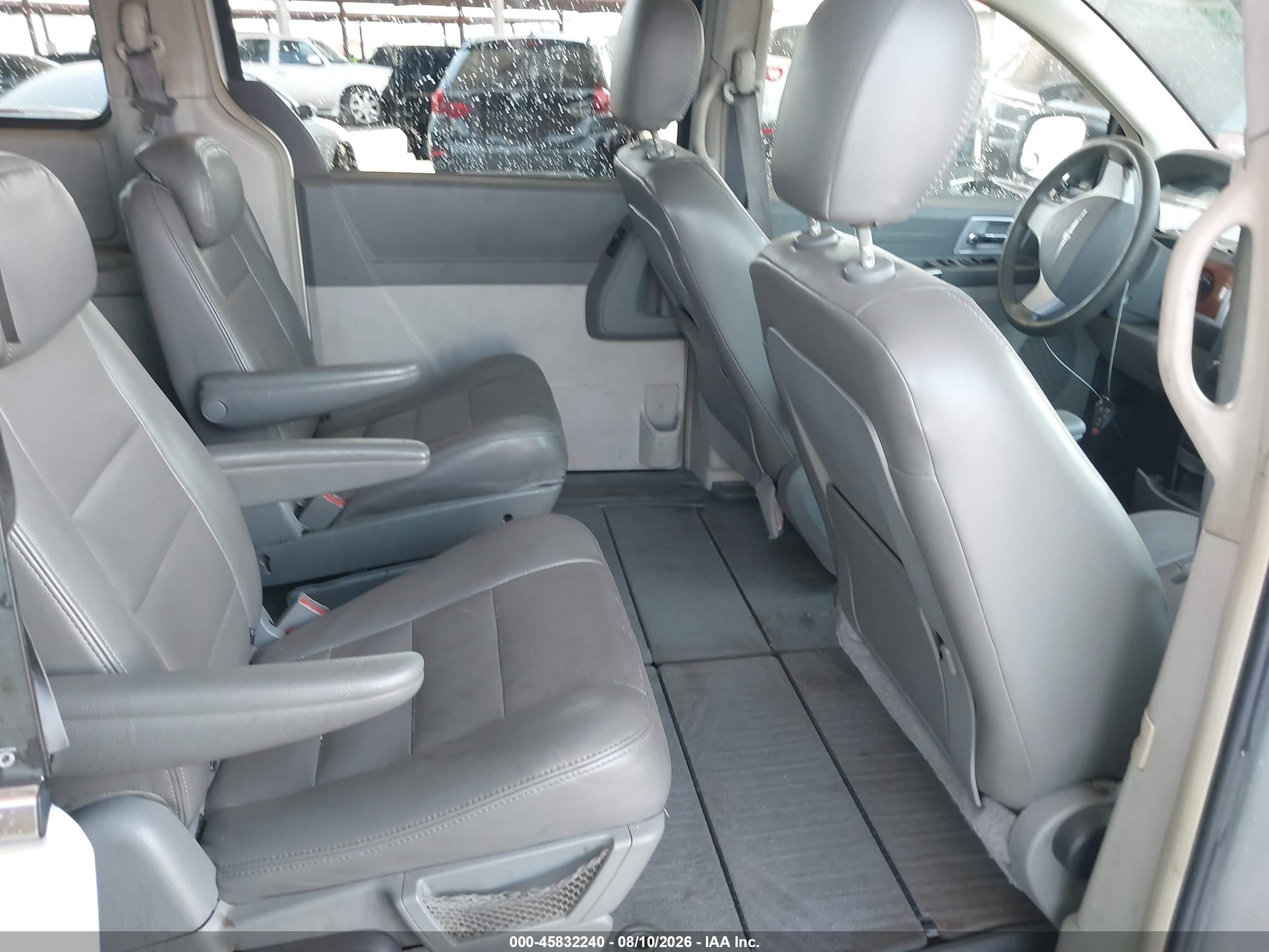 2008 Chrysler Town & Country Touring Silver vin: 2A8HR54P78R678865