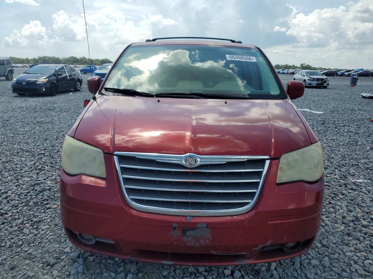 2008 Chrysler Town & Country Touring Red vin: 2A8HR54P78R738143