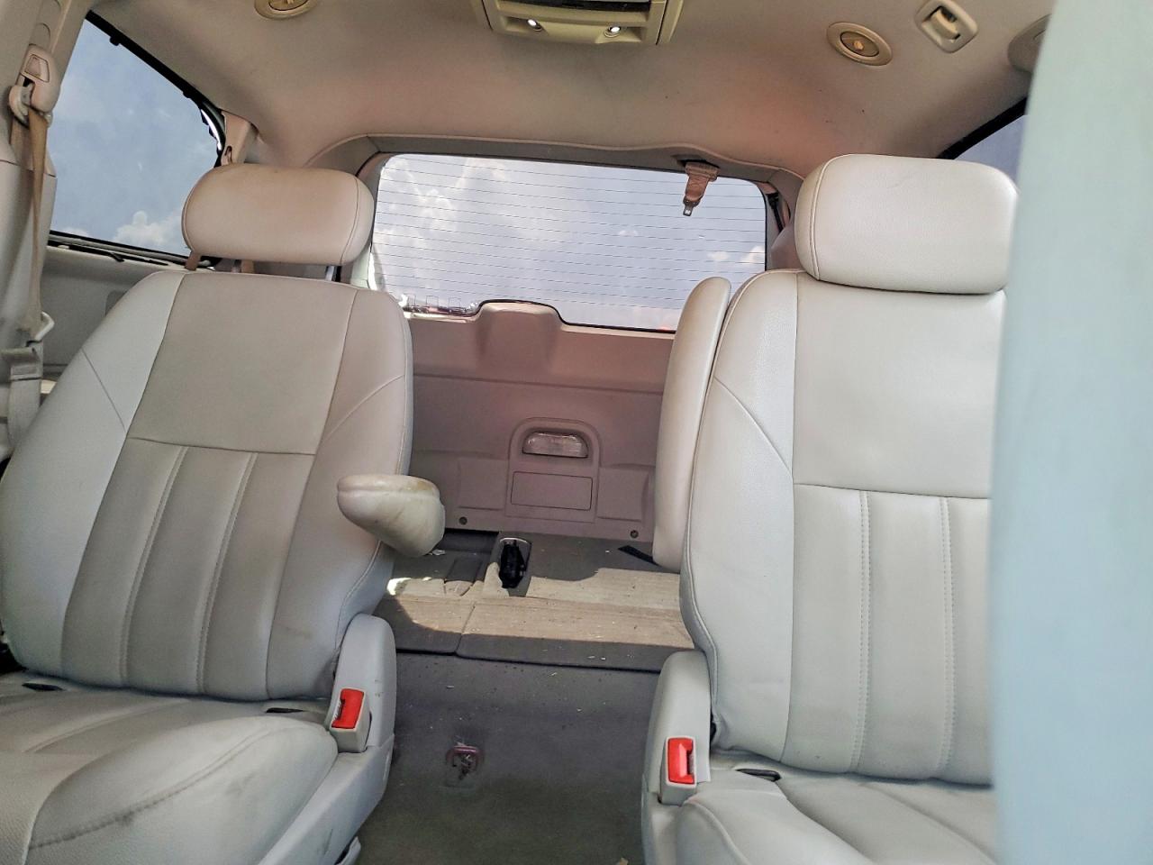 2008 Chrysler Town & Country Touring Red vin: 2A8HR54P78R738143