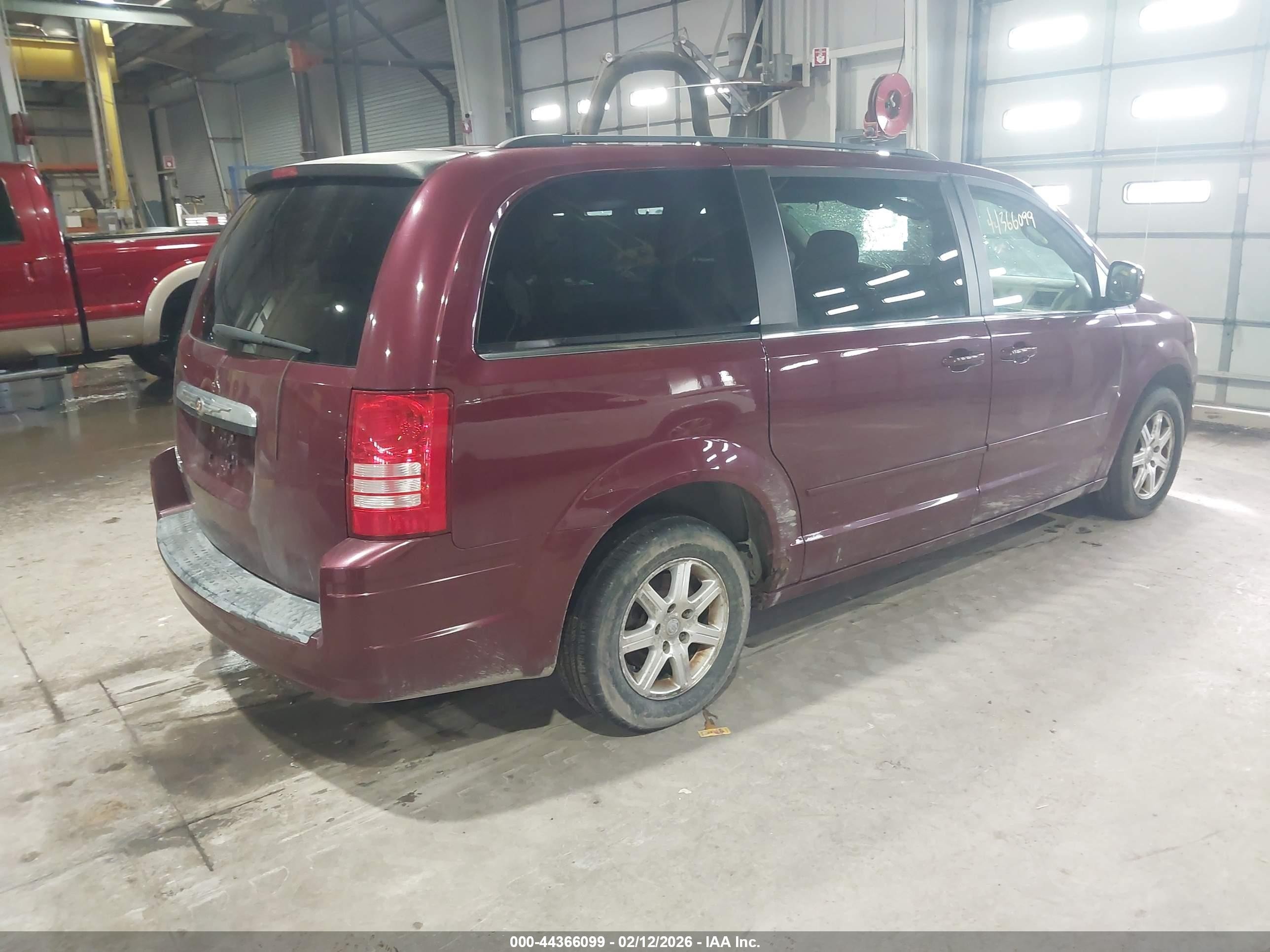 2008 Chrysler Town & Country Touring Burgundy vin: 2A8HR54P88R725353