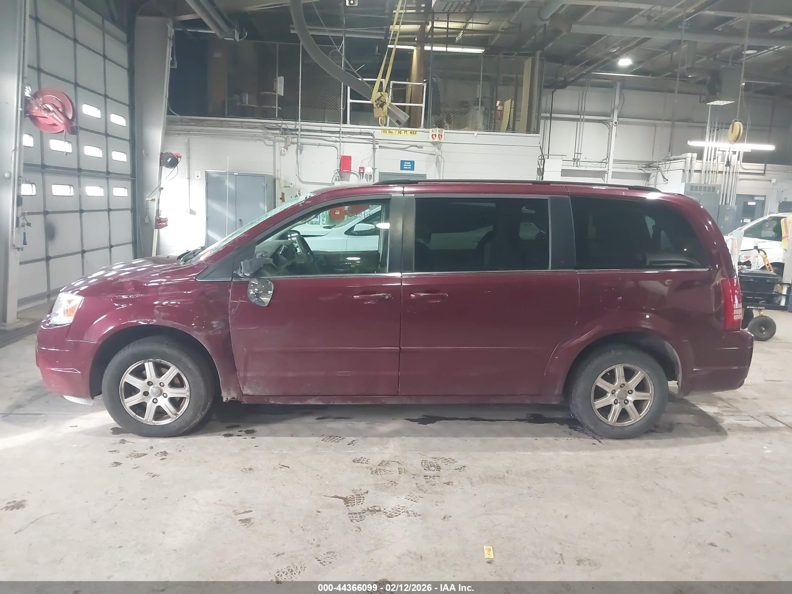 2008 Chrysler Town & Country Touring Burgundy vin: 2A8HR54P88R725353