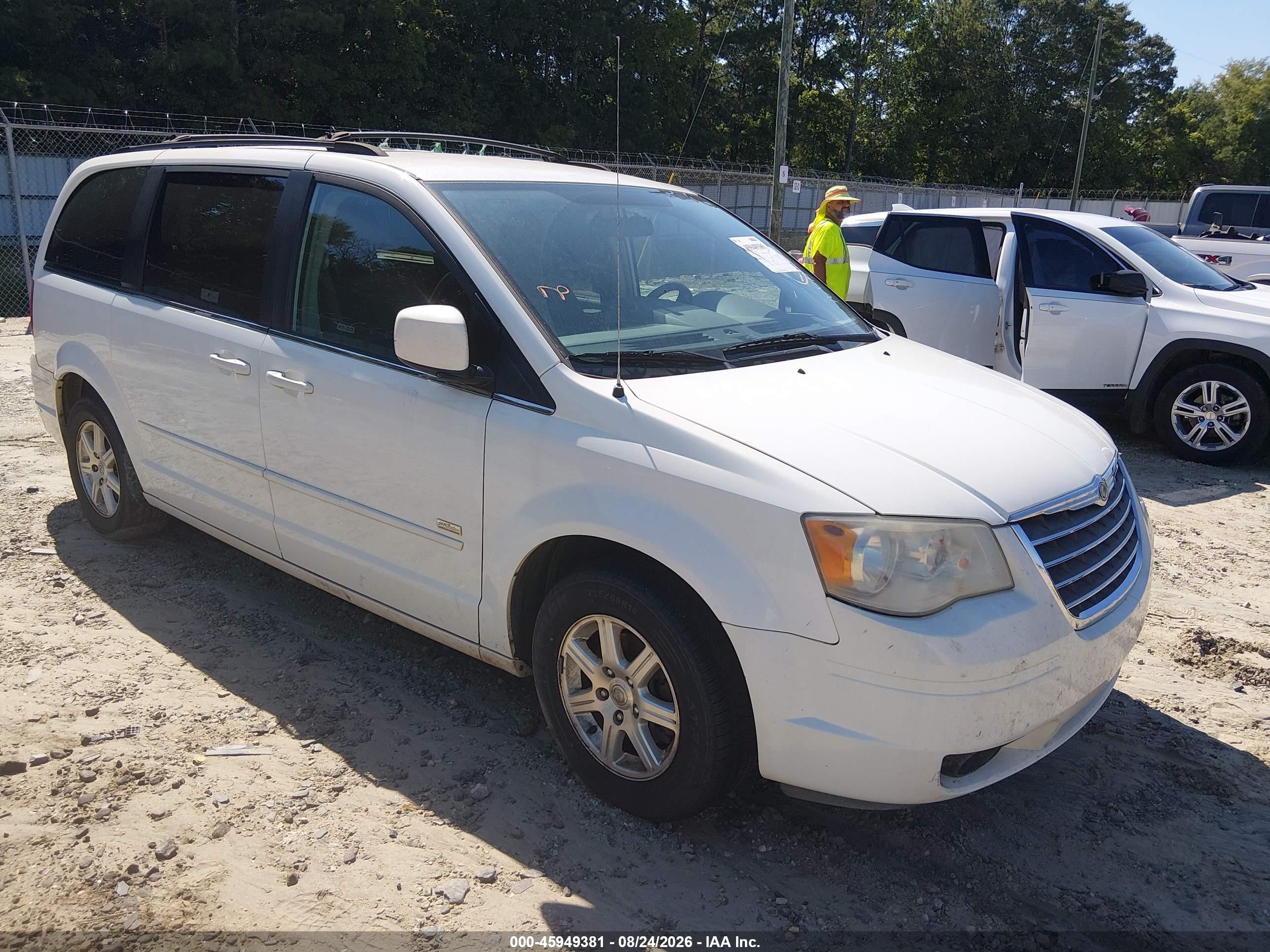 2008 Chrysler Town & Country Touring White vin: 2A8HR54P88R783575