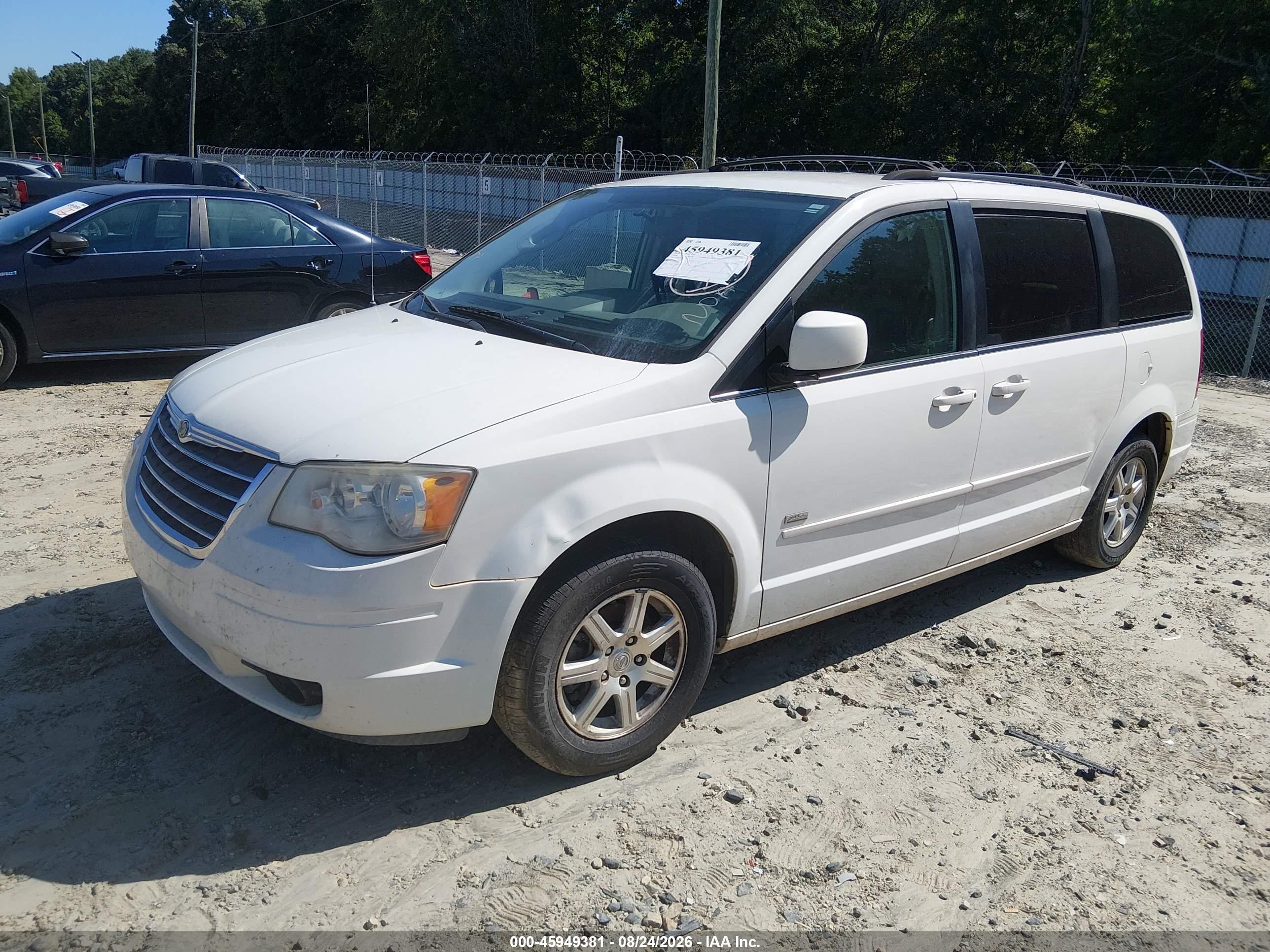 2008 Chrysler Town & Country Touring White vin: 2A8HR54P88R783575