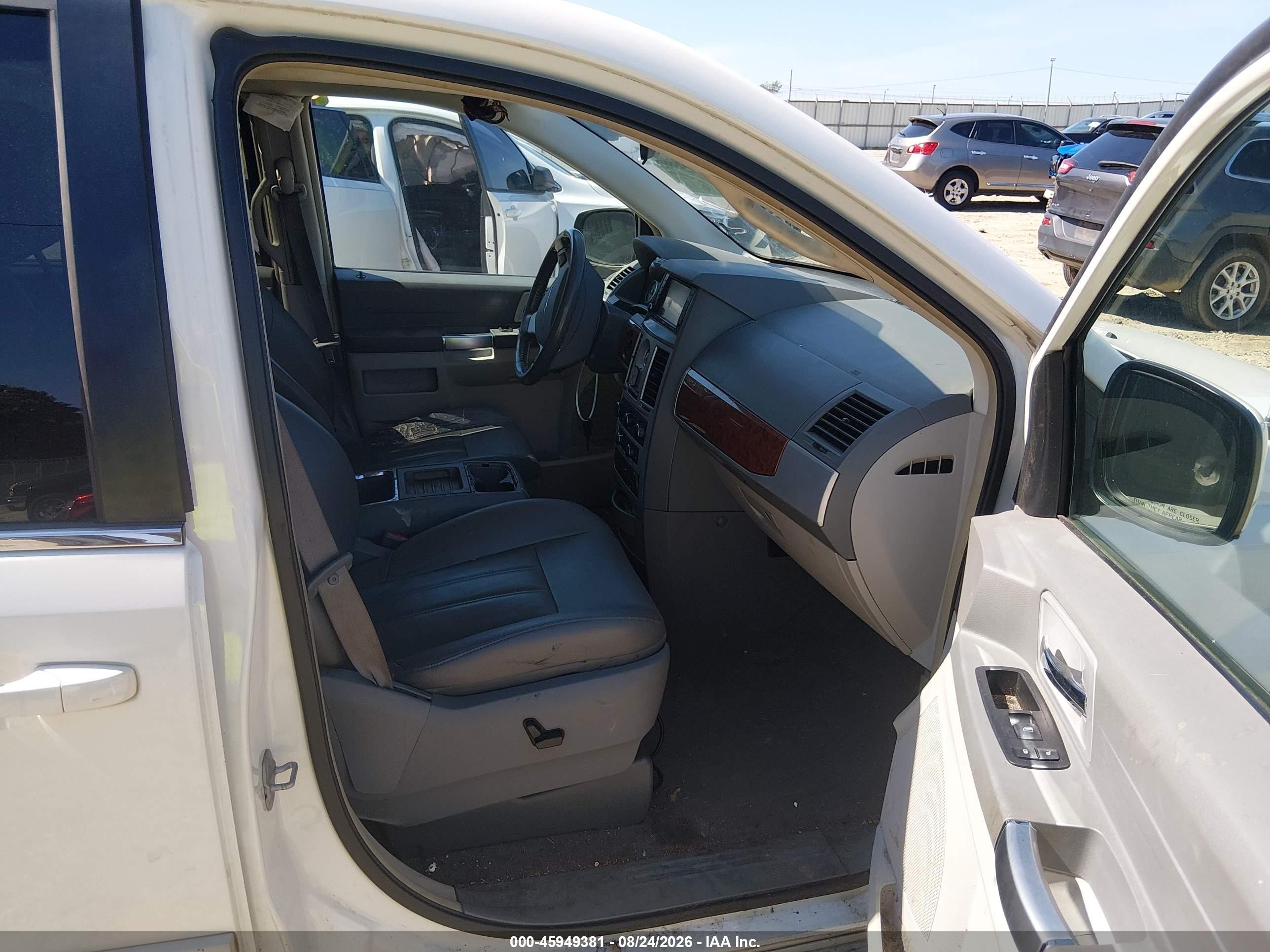 2008 Chrysler Town & Country Touring White vin: 2A8HR54P88R783575