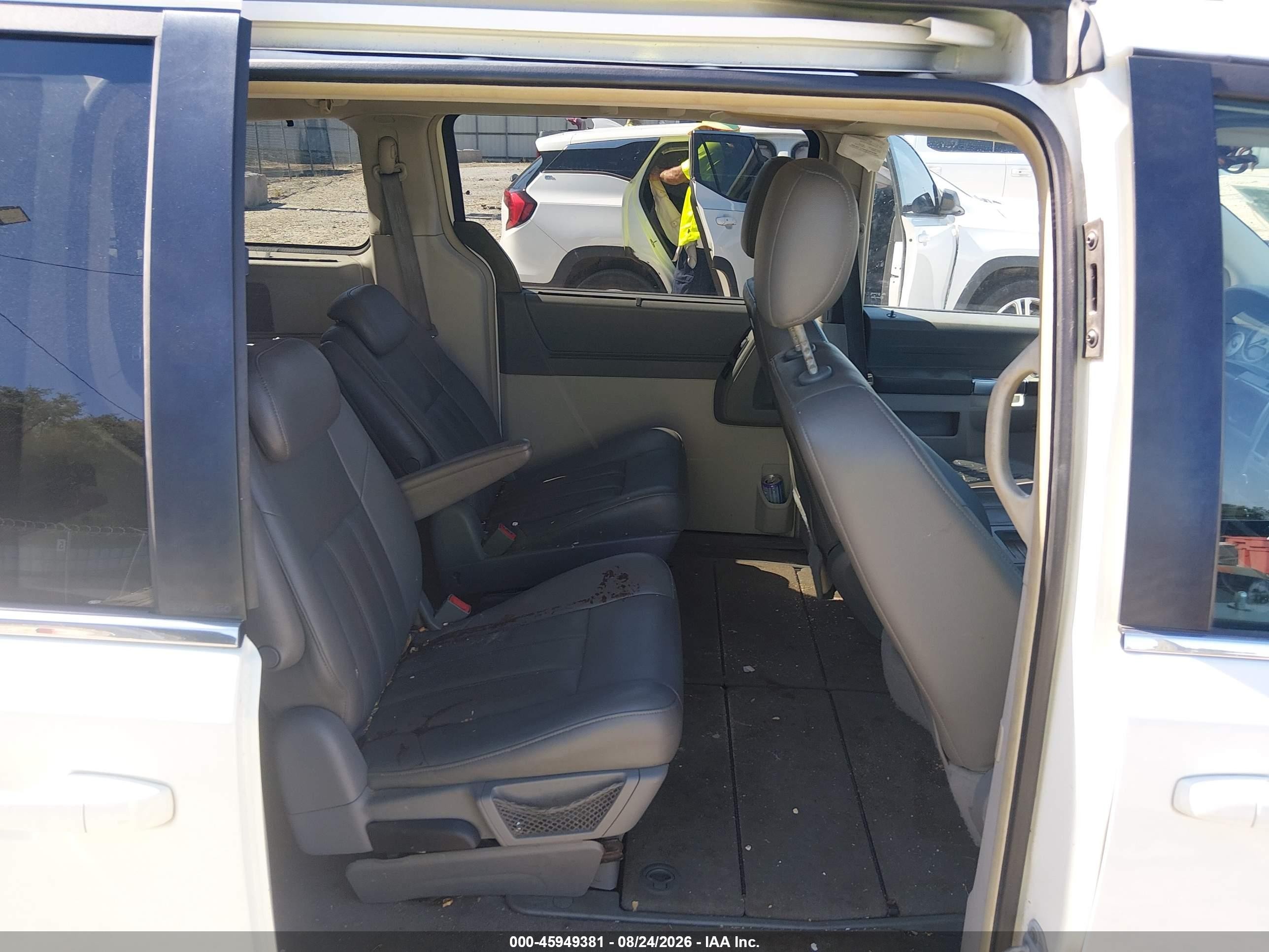 2008 Chrysler Town & Country Touring White vin: 2A8HR54P88R783575