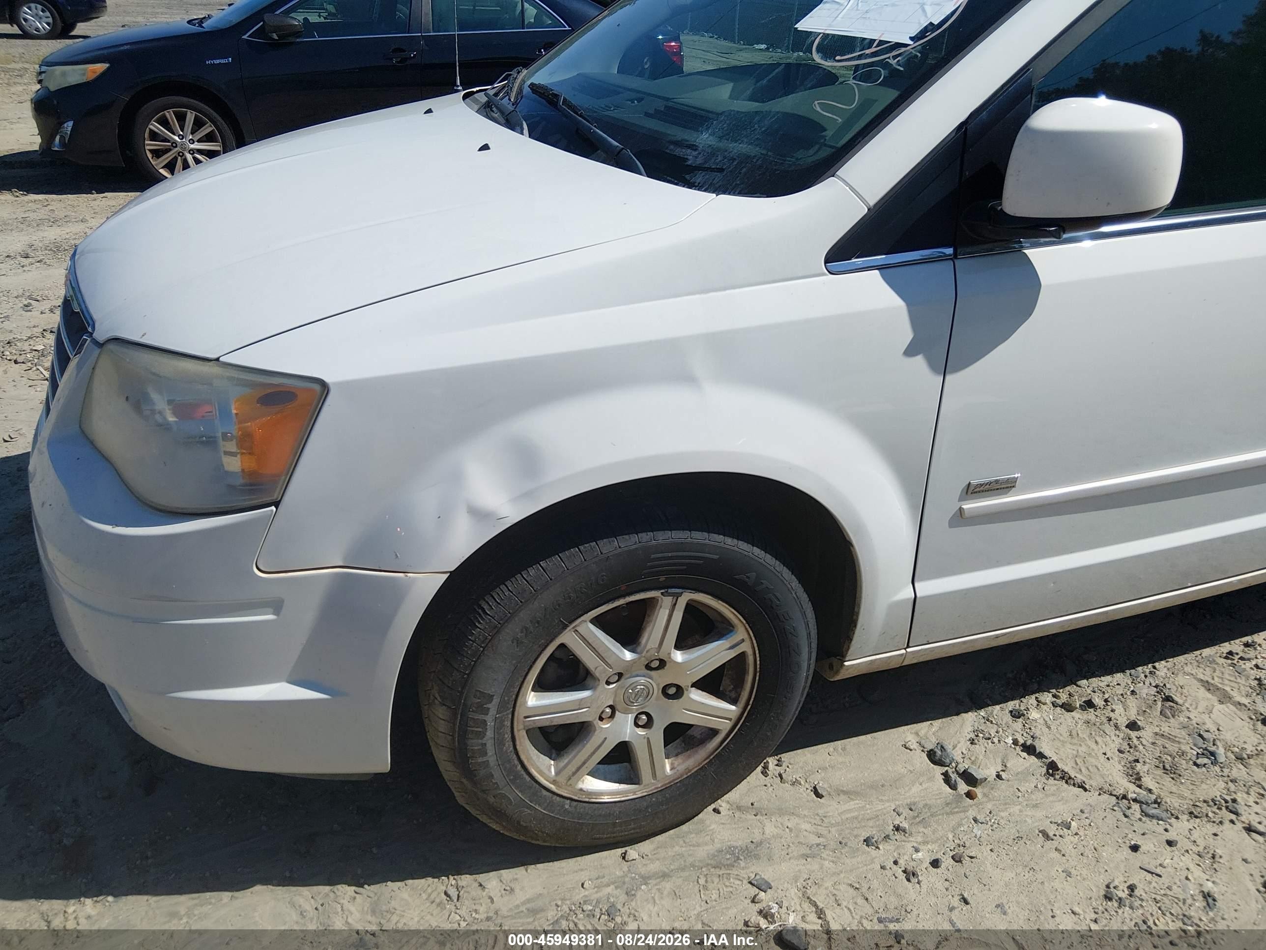 2008 Chrysler Town & Country Touring White vin: 2A8HR54P88R783575