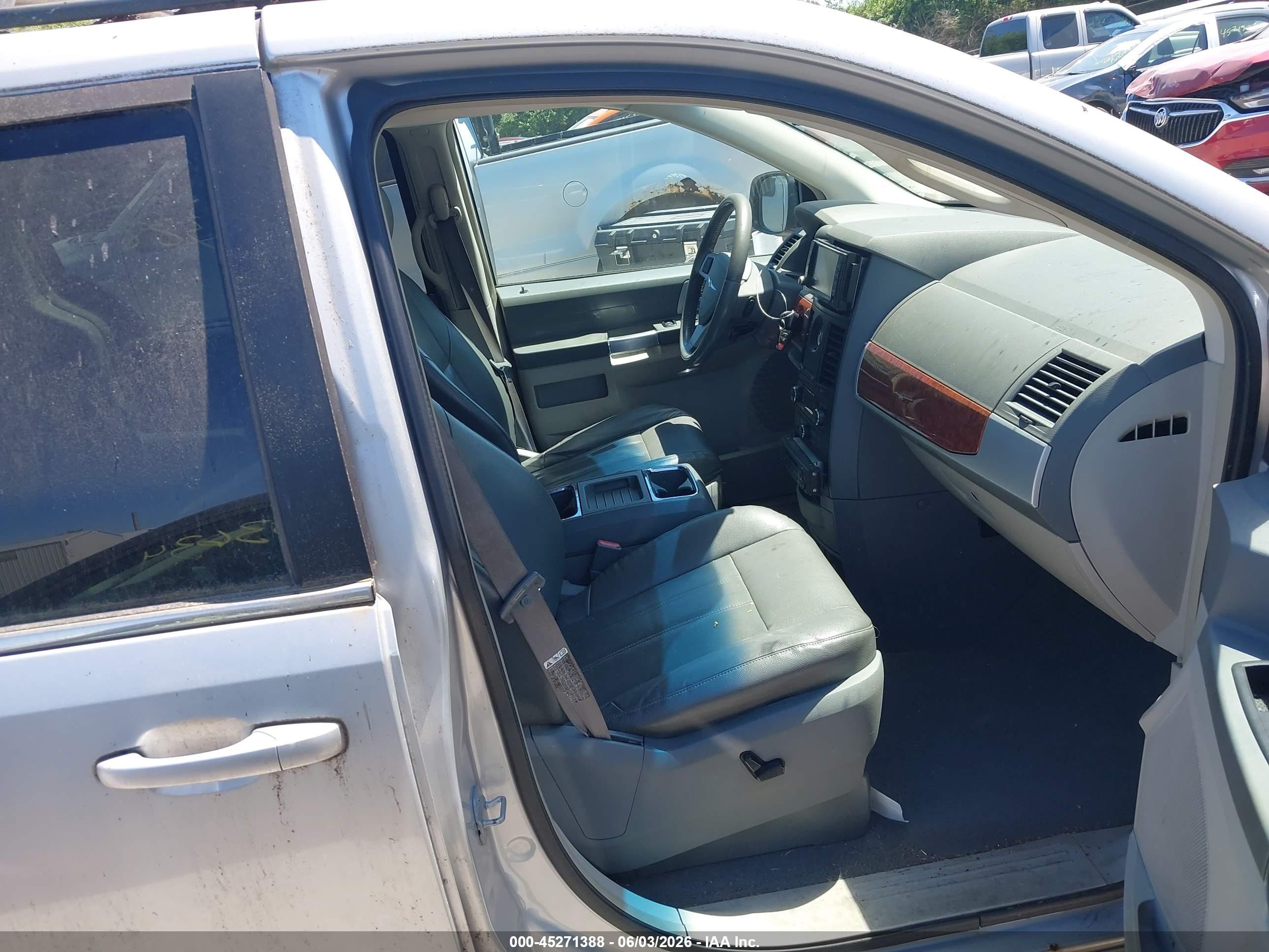 2008 Chrysler Town & Country Touring Серебряный vin: 2A8HR54P98R113257