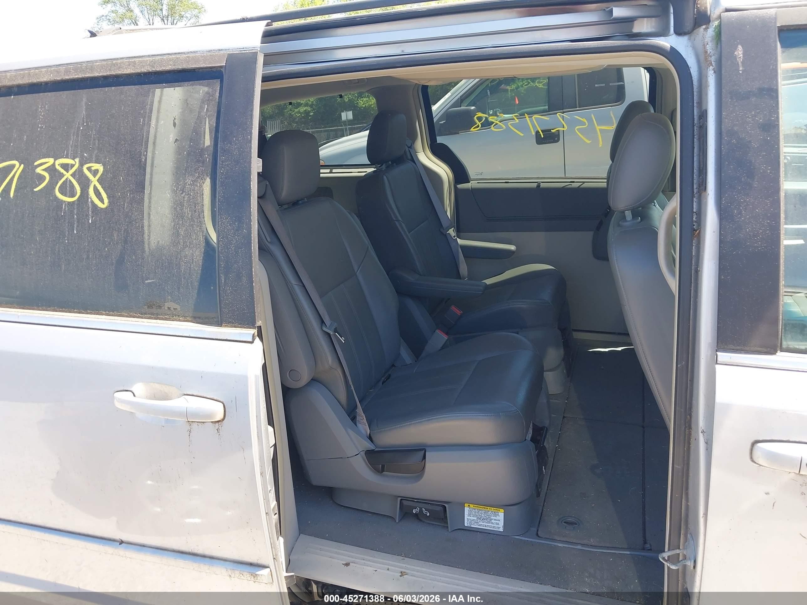 2008 Chrysler Town & Country Touring Серебряный vin: 2A8HR54P98R113257