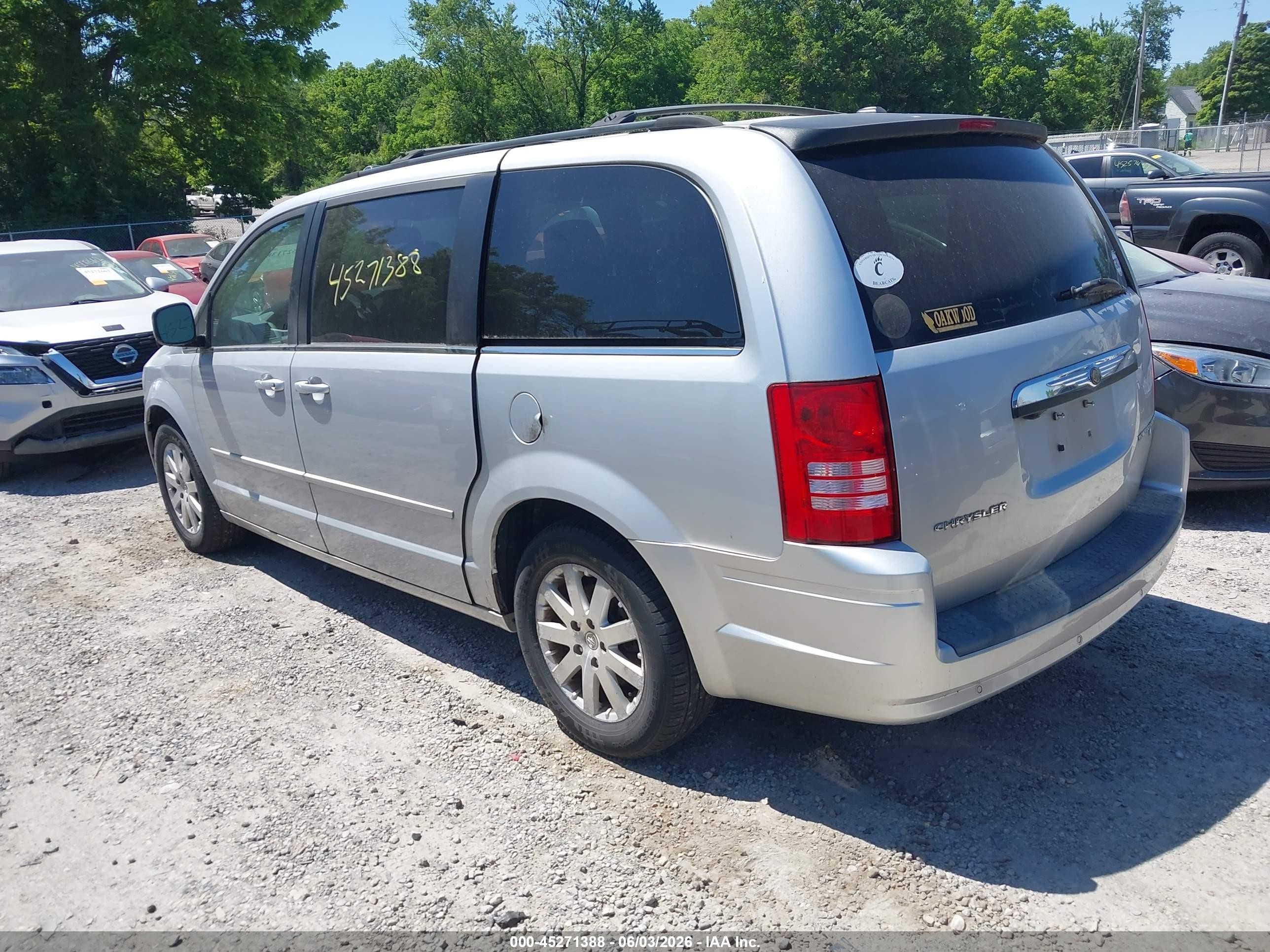 2008 Chrysler Town & Country Touring Серебряный vin: 2A8HR54P98R113257