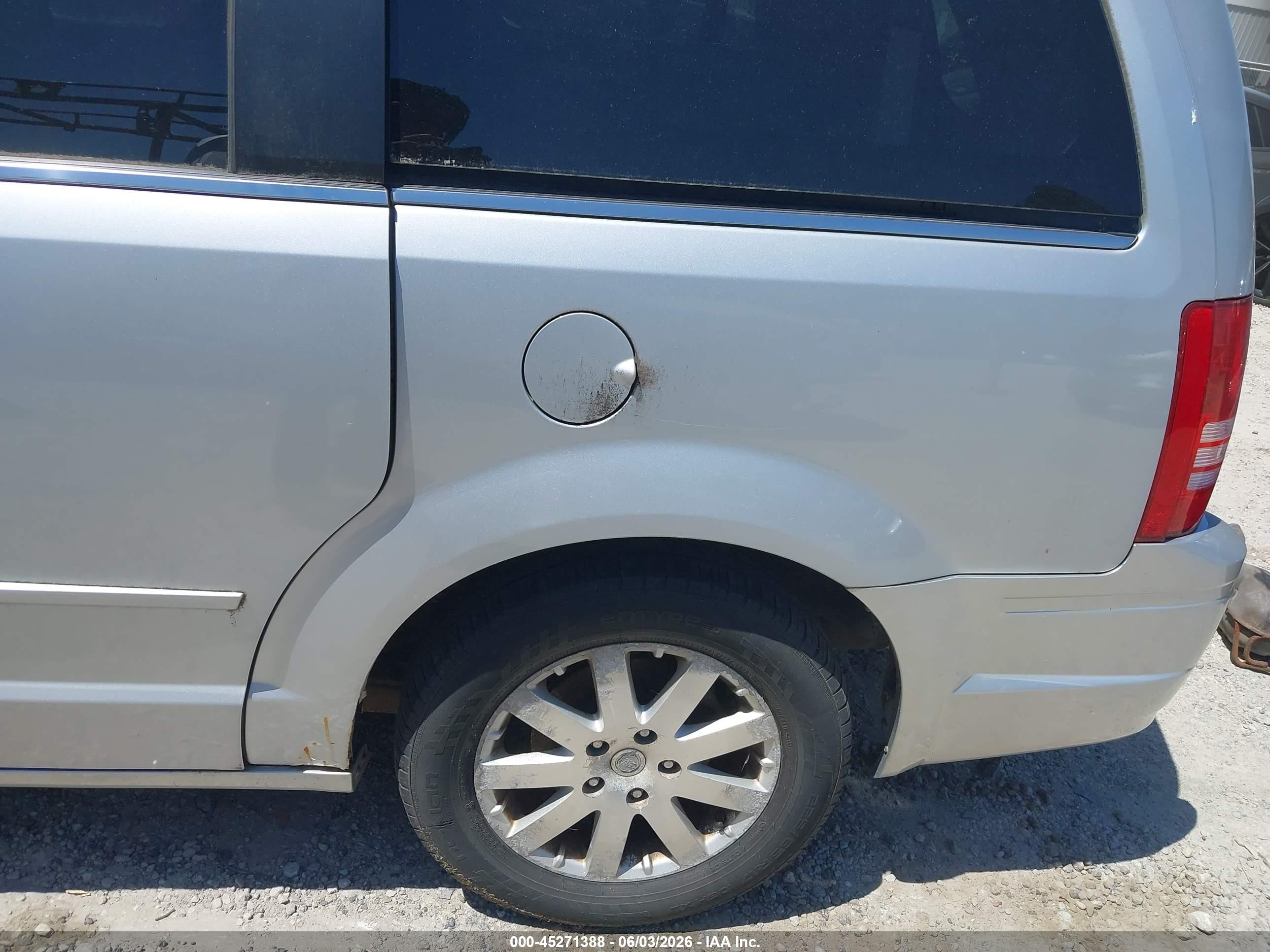 2008 Chrysler Town & Country Touring Серебряный vin: 2A8HR54P98R113257