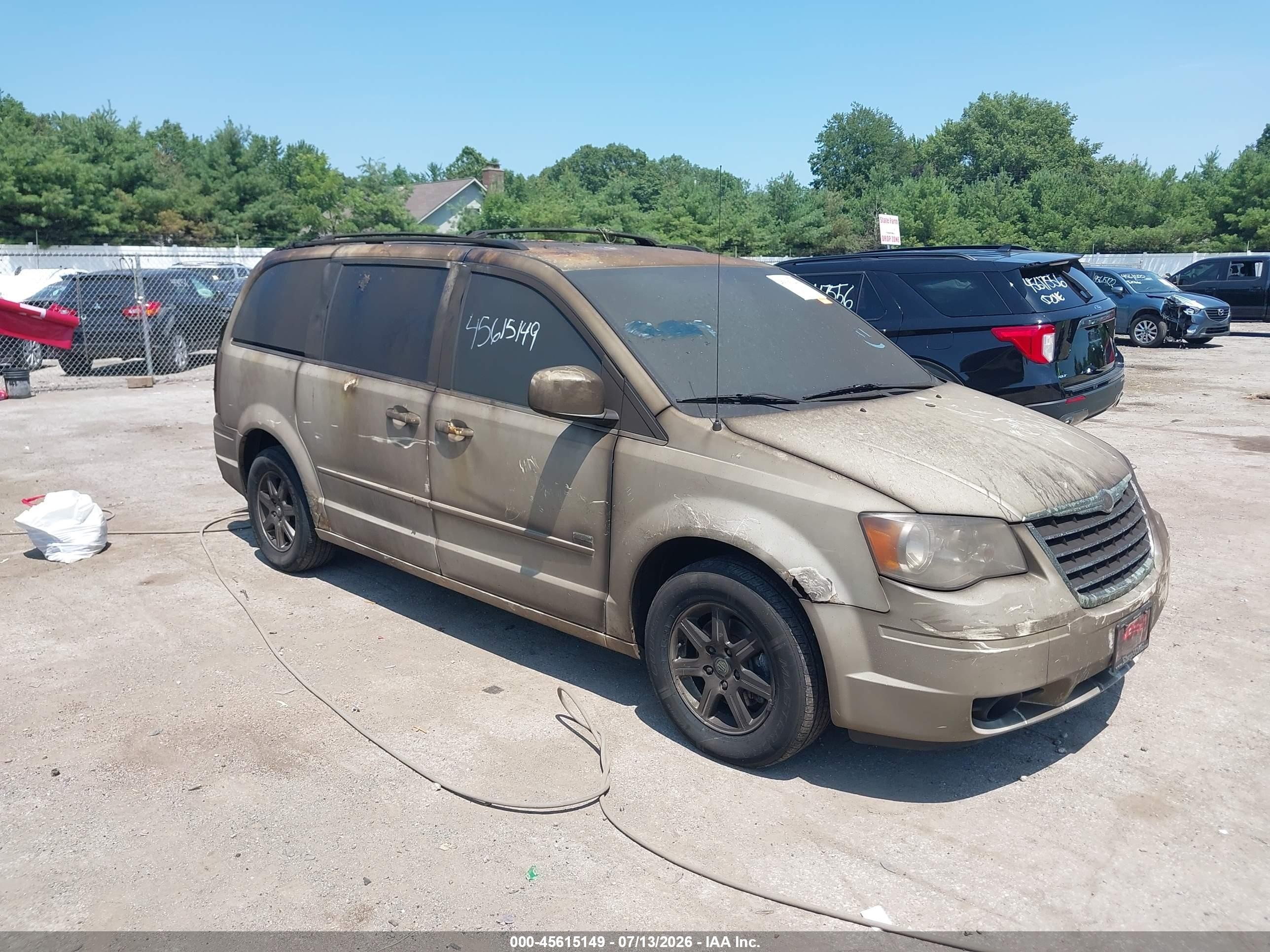 2008 Chrysler Town & Country Touring White vin: 2A8HR54P98R729704