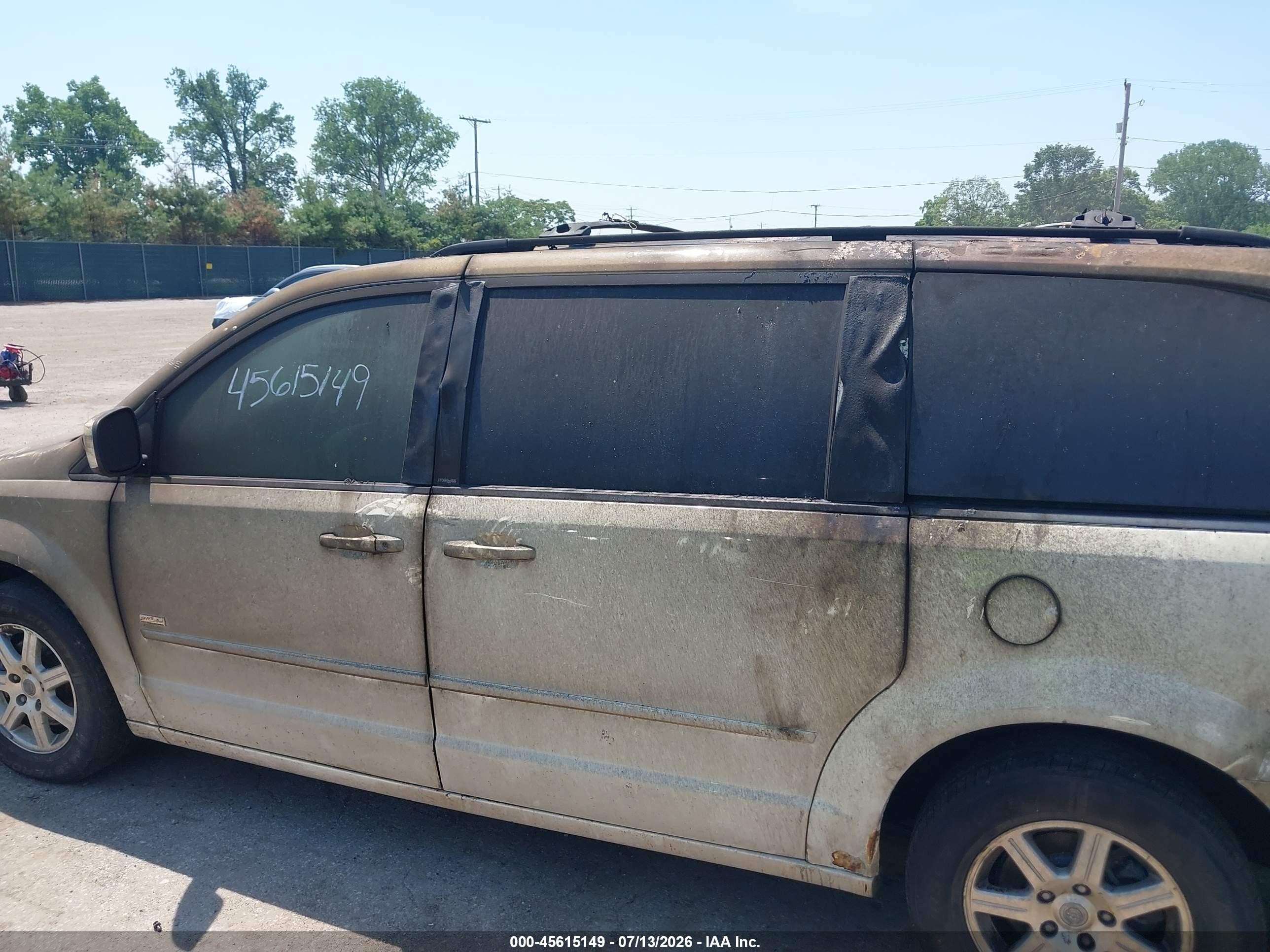 2008 Chrysler Town & Country Touring White vin: 2A8HR54P98R729704