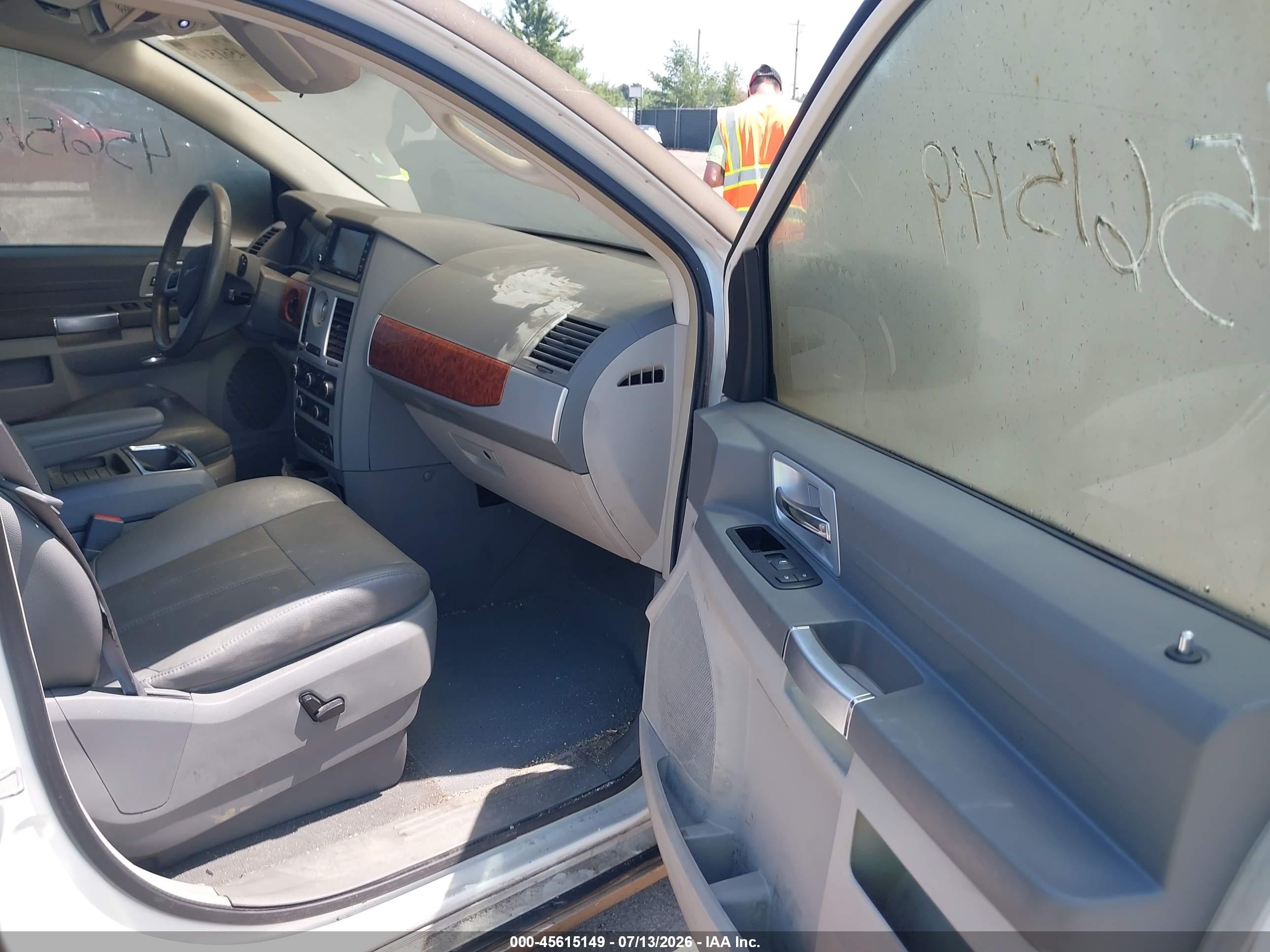 2008 Chrysler Town & Country Touring White vin: 2A8HR54P98R729704