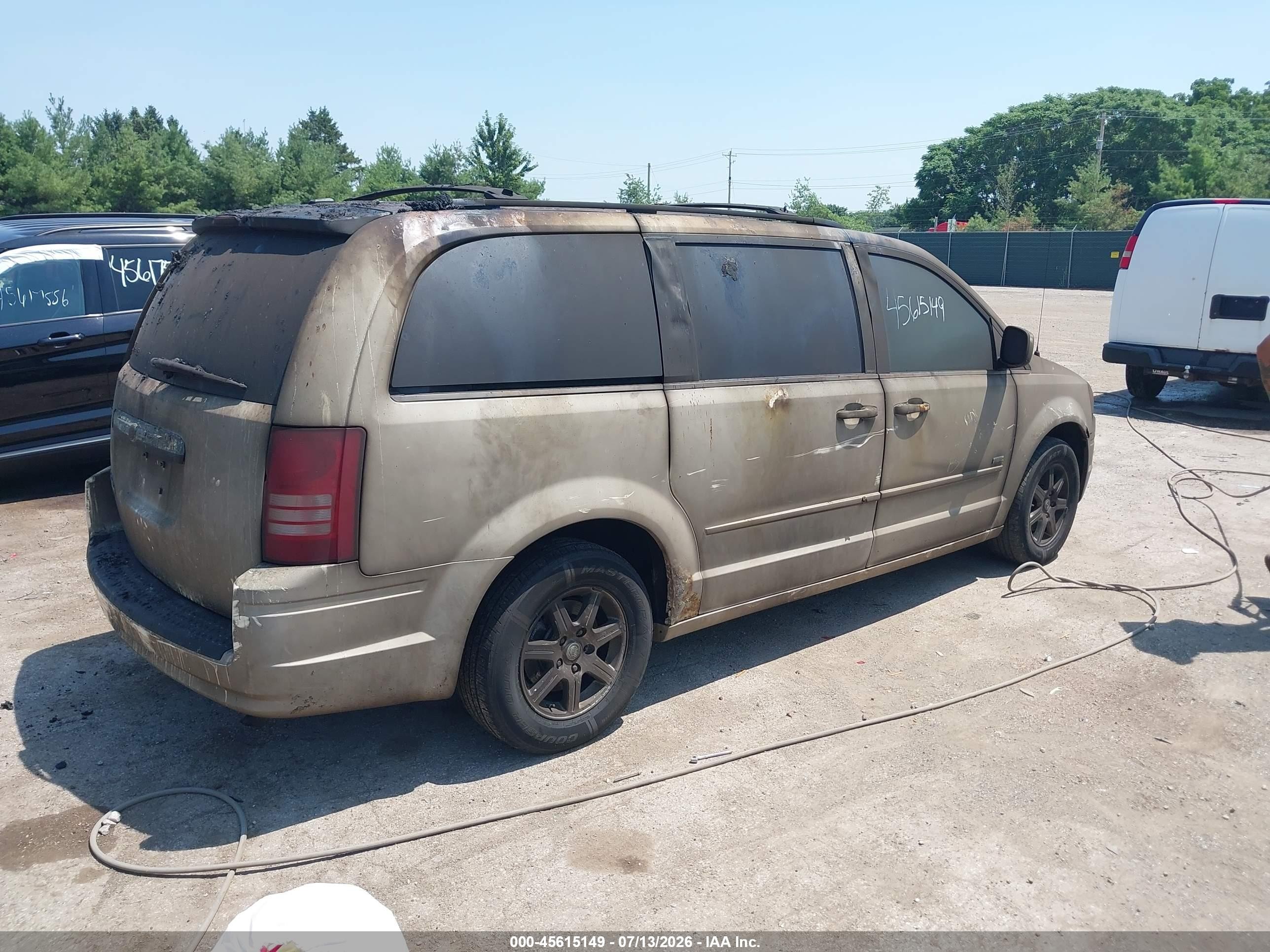 2008 Chrysler Town & Country Touring White vin: 2A8HR54P98R729704