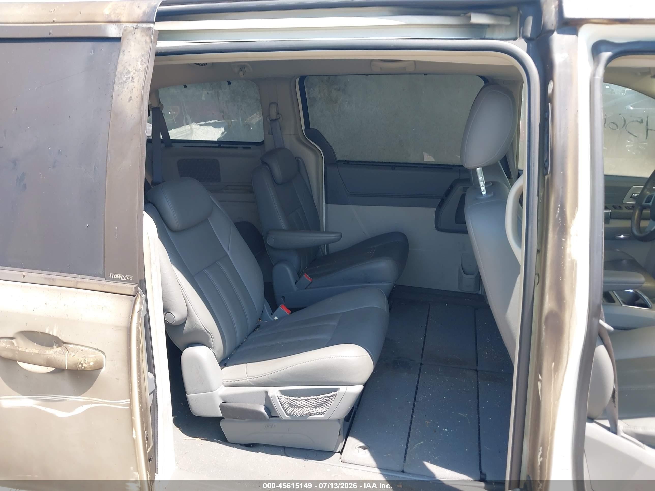 2008 Chrysler Town & Country Touring White vin: 2A8HR54P98R729704