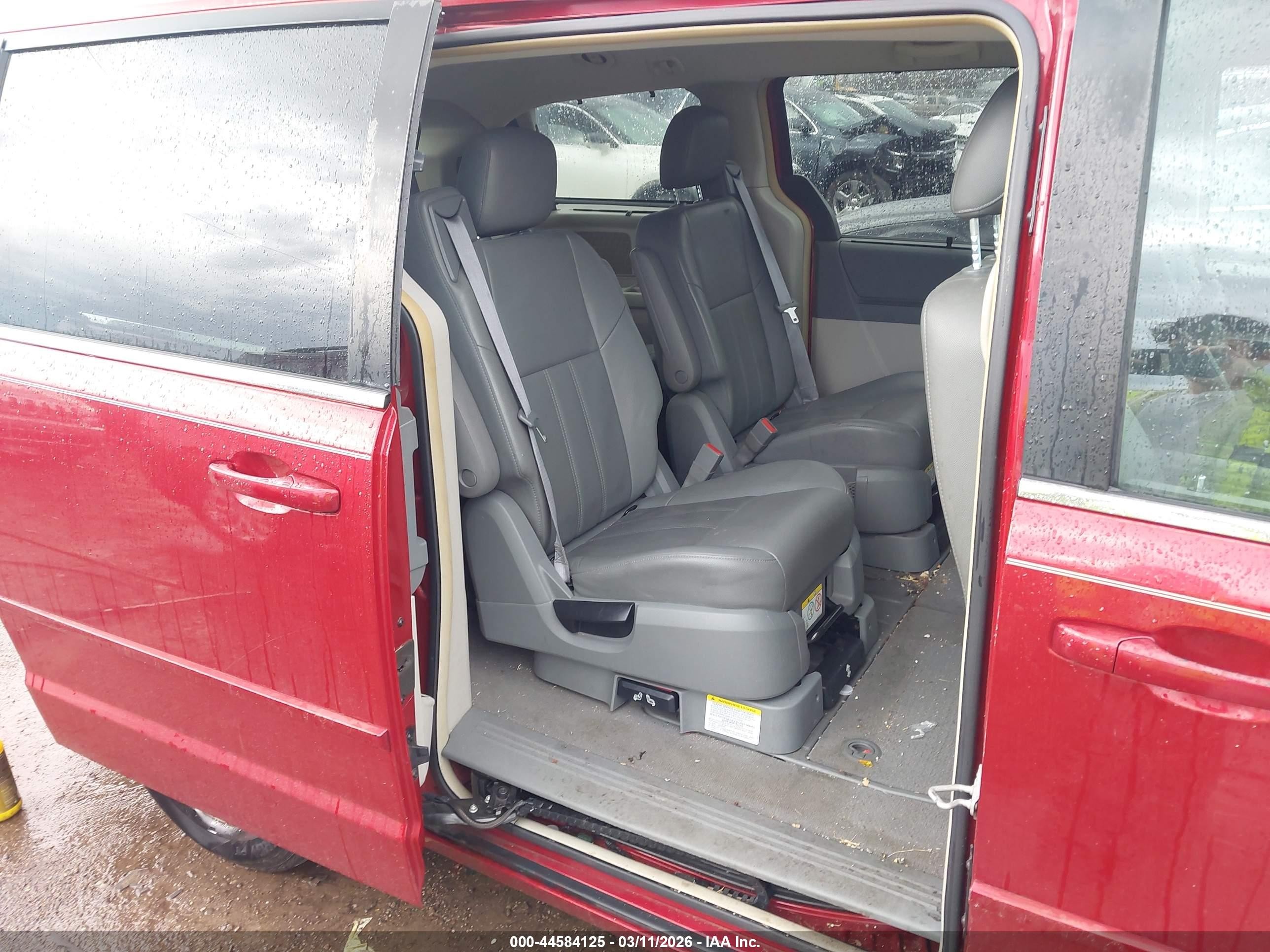2008 Chrysler Town & Country Touring Red vin: 2A8HR54P98R793354