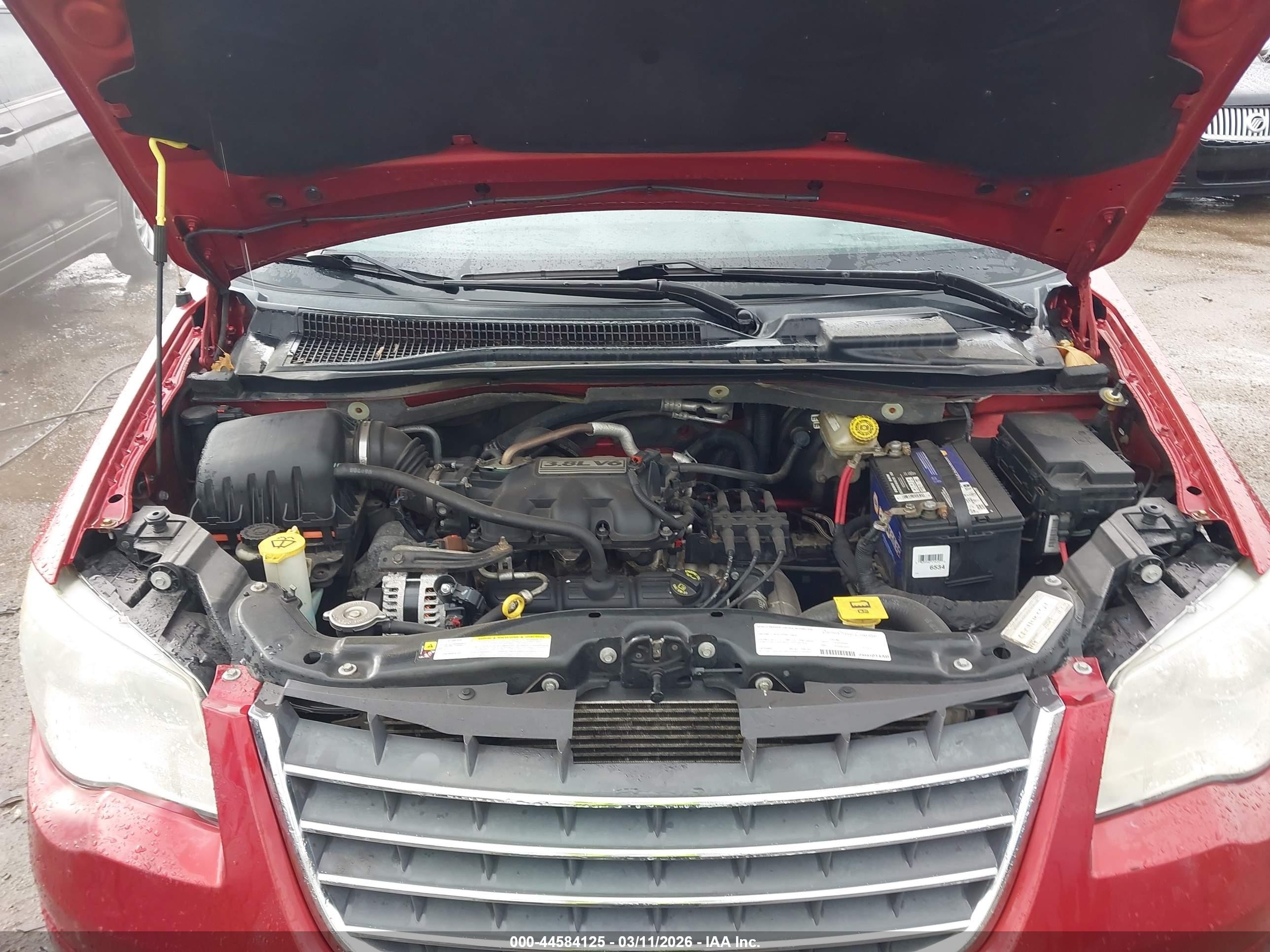 2008 Chrysler Town & Country Touring Red vin: 2A8HR54P98R793354
