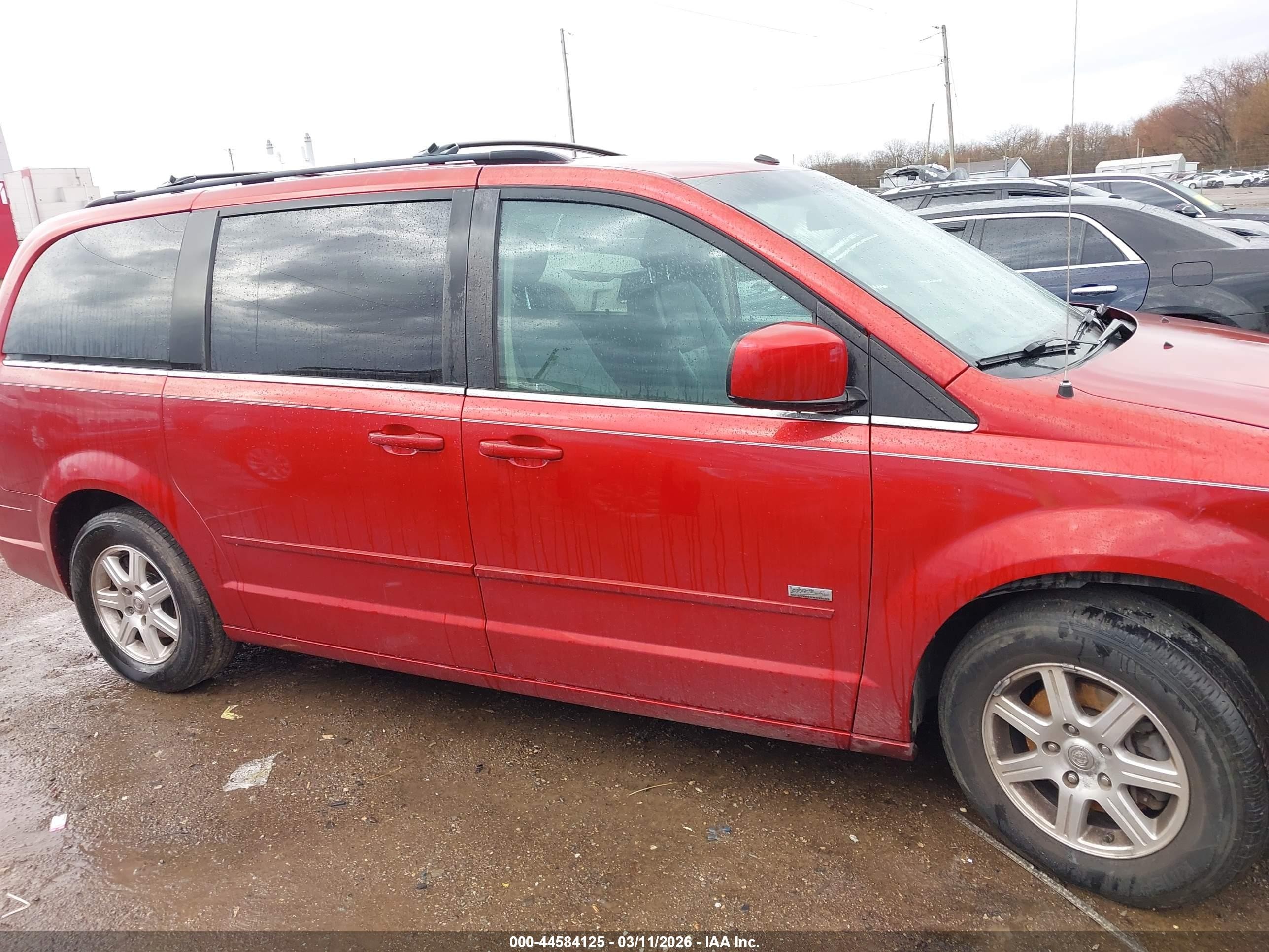 2008 Chrysler Town & Country Touring Red vin: 2A8HR54P98R793354