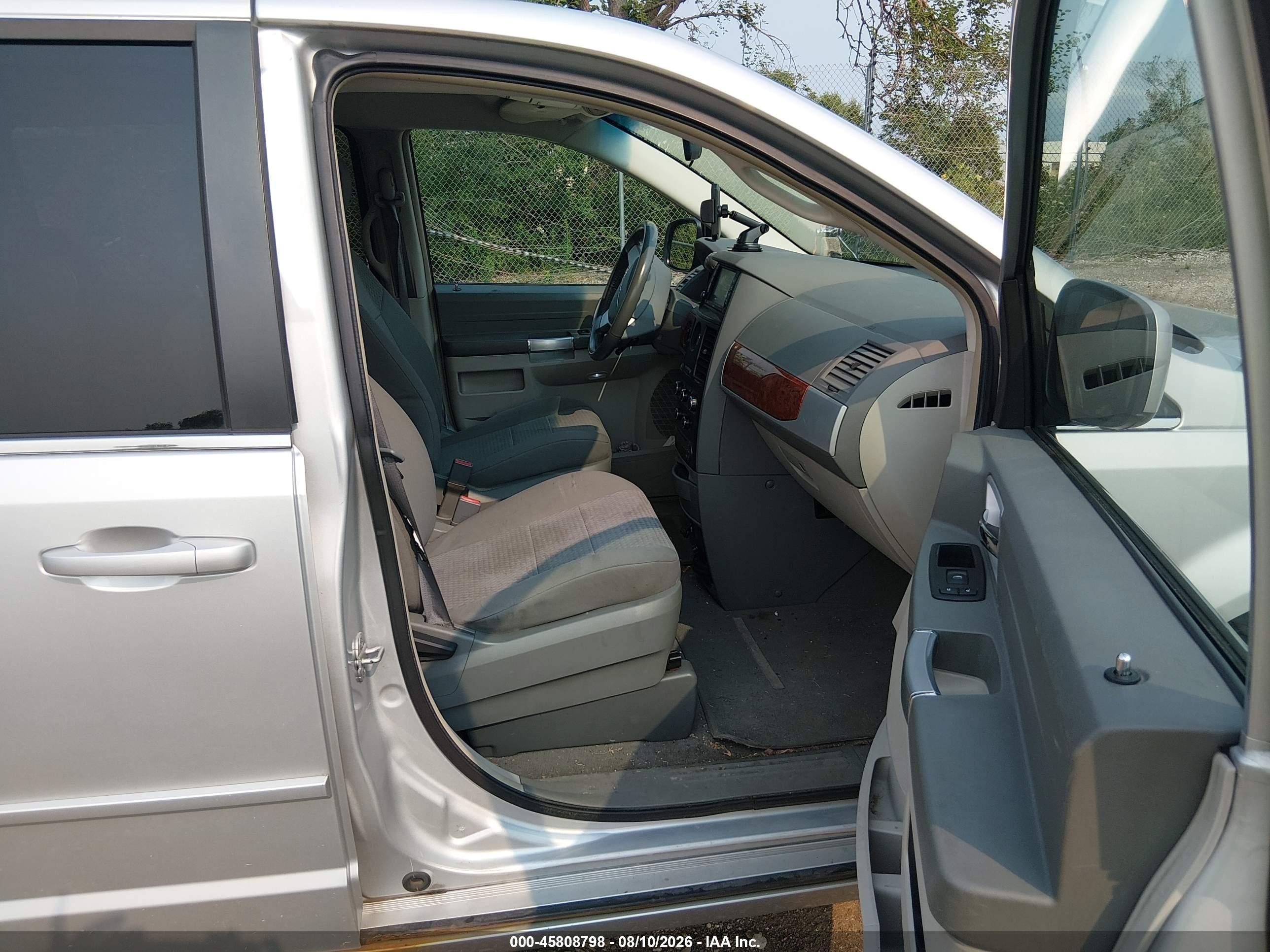2008 Chrysler Town & Country Touring Silver vin: 2A8HR54P98R828362