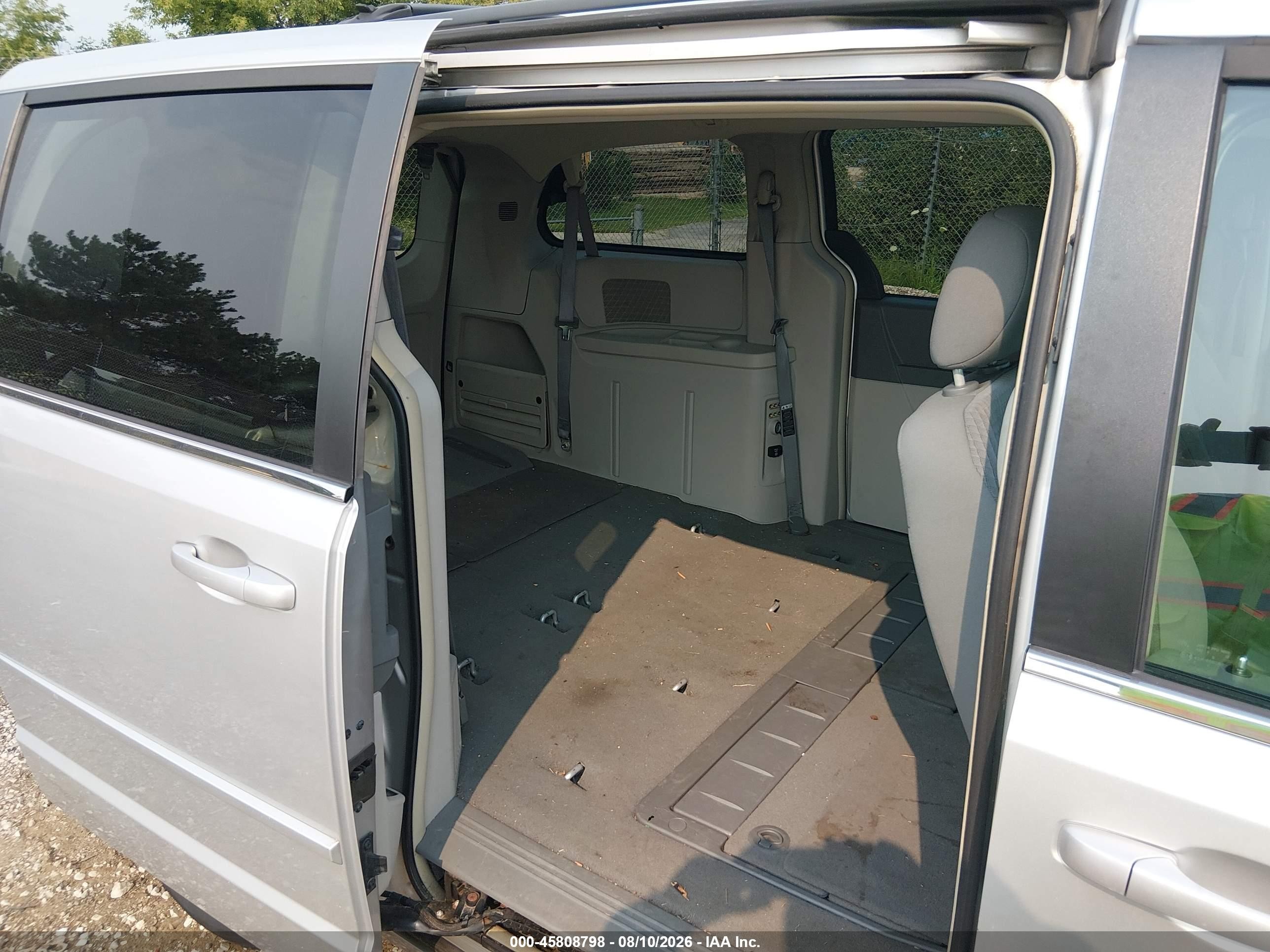 2008 Chrysler Town & Country Touring Silver vin: 2A8HR54P98R828362