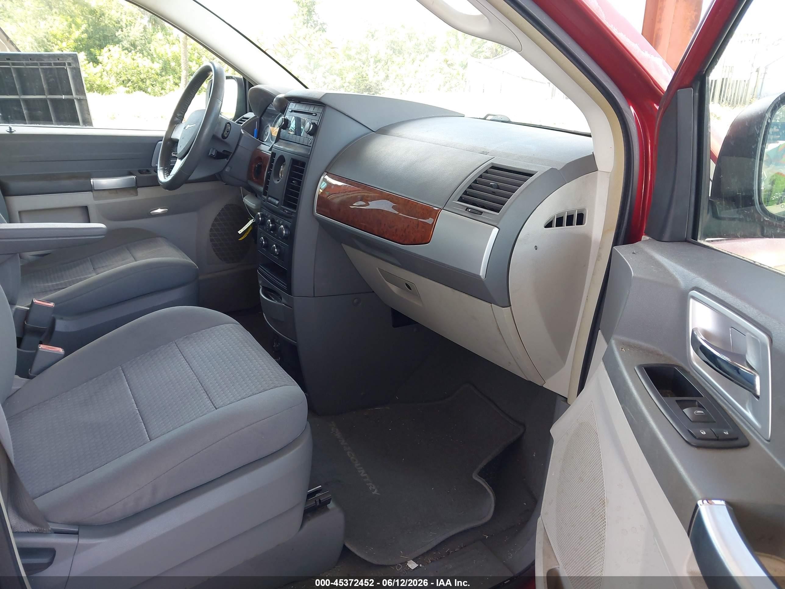 2008 Chrysler Town & Country Touring Red vin: 2A8HR54P98R832816