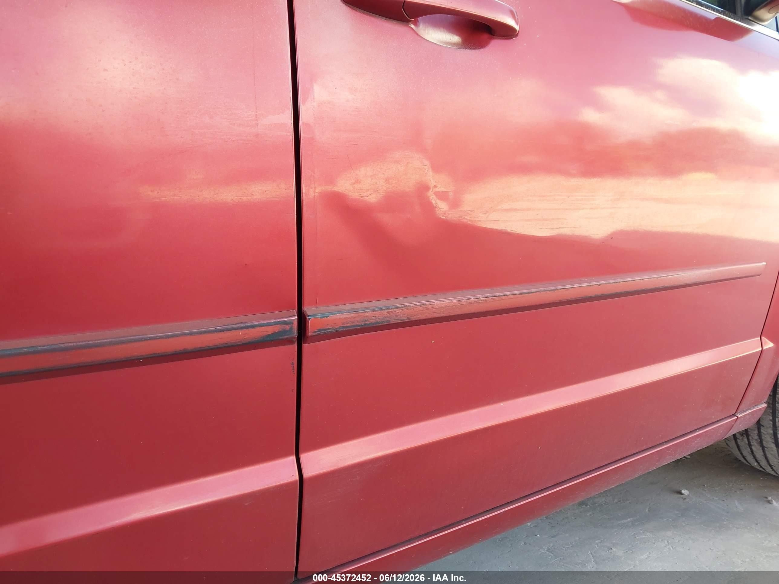 2008 Chrysler Town & Country Touring Red vin: 2A8HR54P98R832816