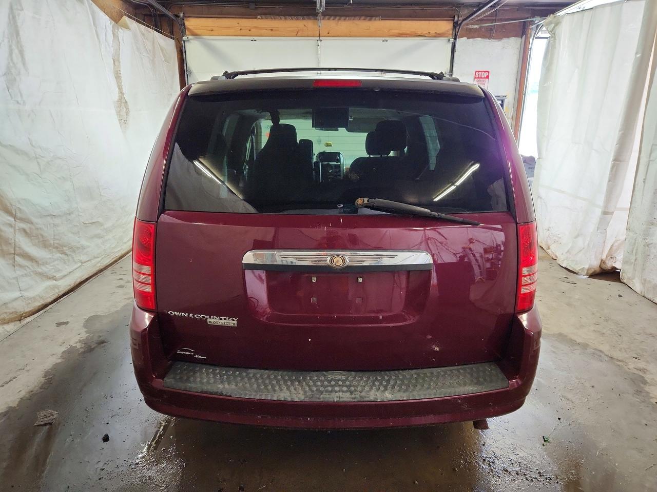 2008 Chrysler Town & Country Touring Burgundy vin: 2A8HR54PX8R658125