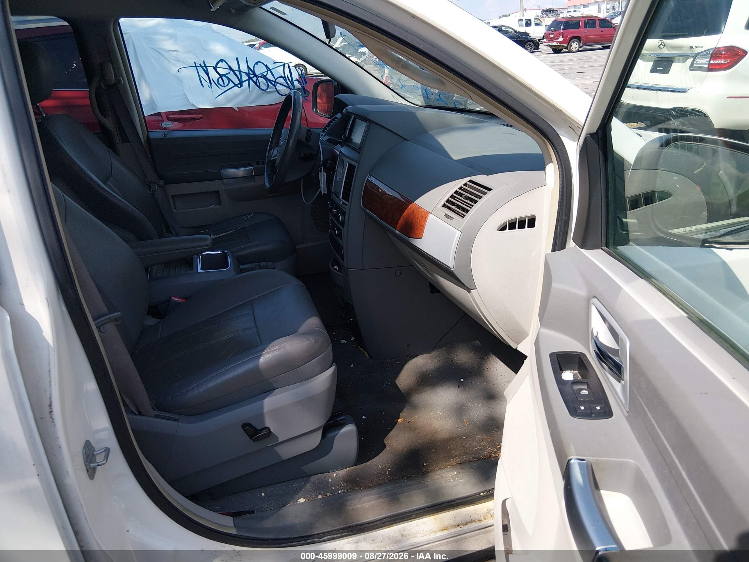 2008 Chrysler Town & Country Touring White vin: 2A8HR54PX8R729825