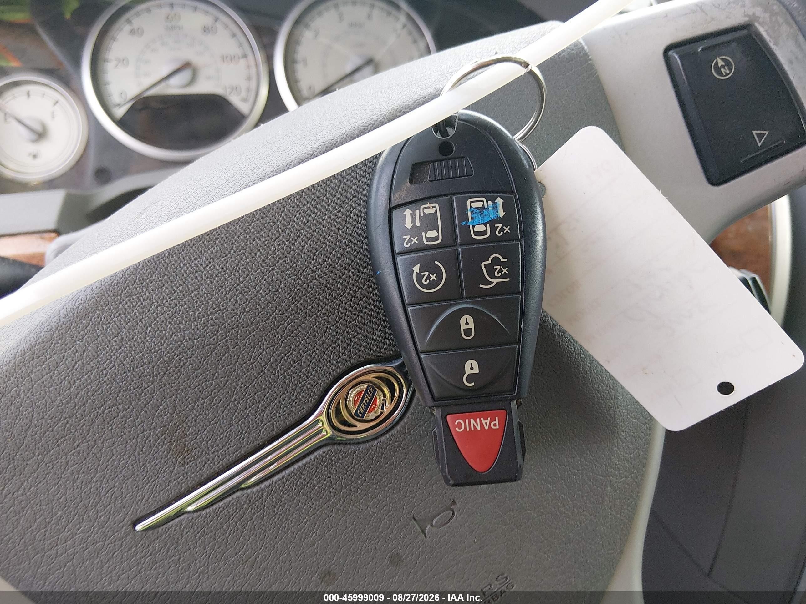 2008 Chrysler Town & Country Touring White vin: 2A8HR54PX8R729825