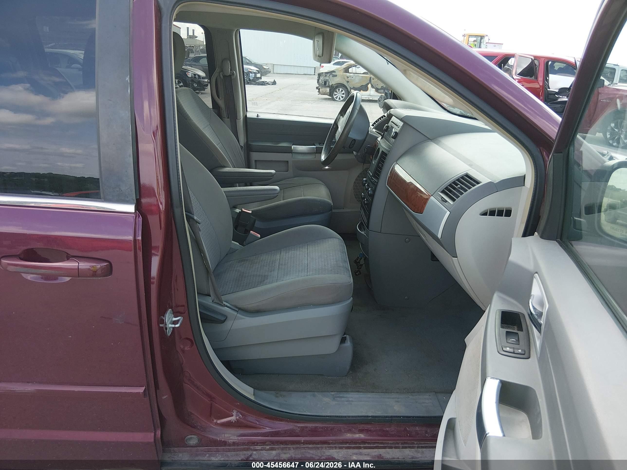 2008 Chrysler Town & Country Touring Maroon vin: 2A8HR54PX8R740582