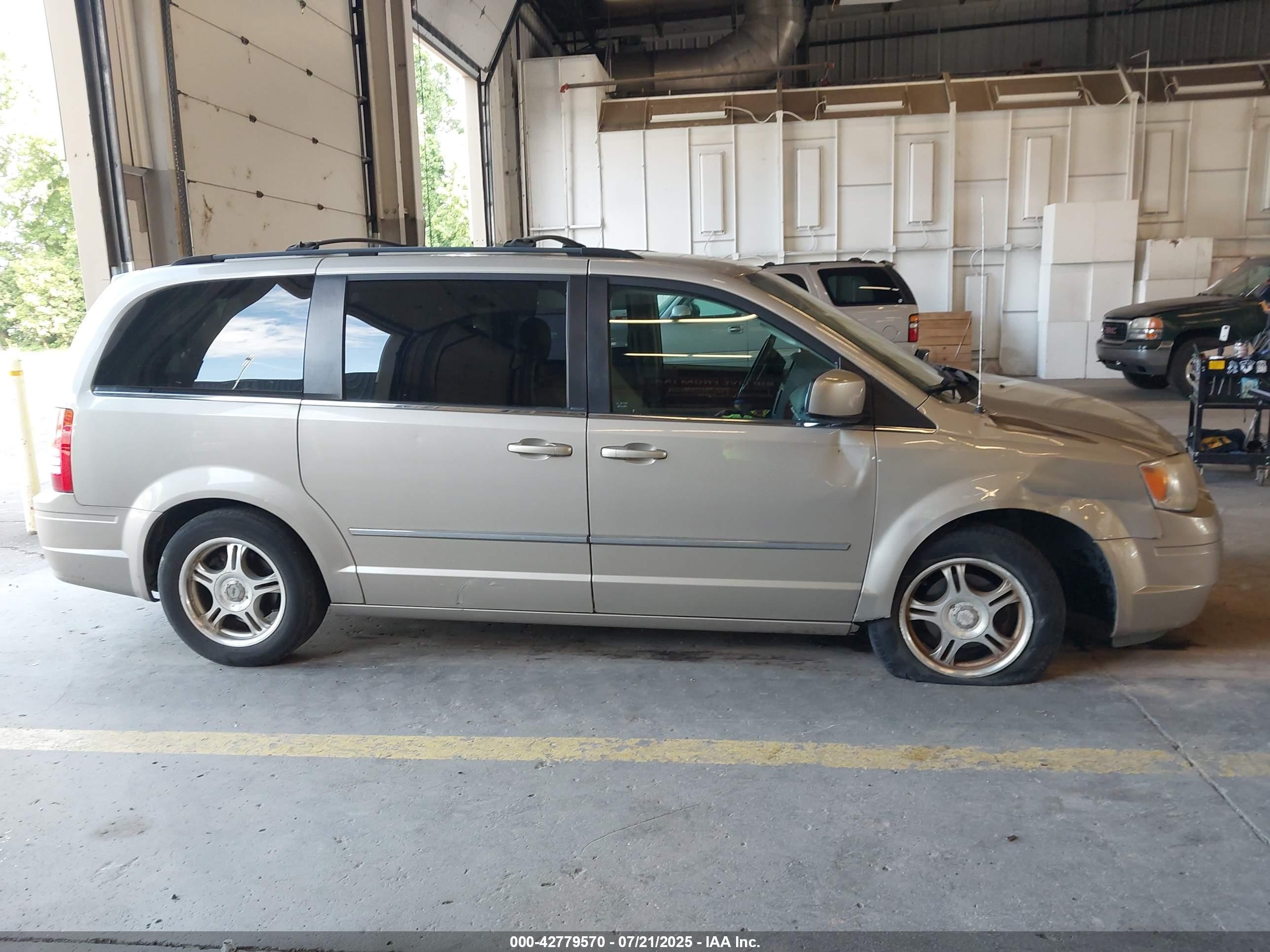 2009 Chrysler Town & Country Touring Gold vin: 2A8HR54X19R622986