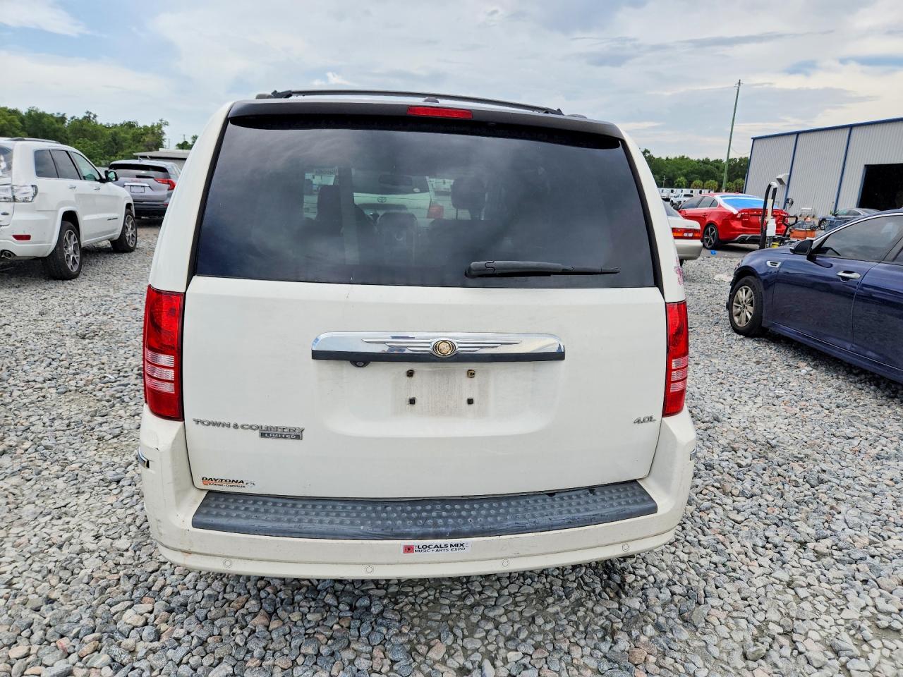 2008 Chrysler Town & Country Limited White vin: 2A8HR64X28R104468