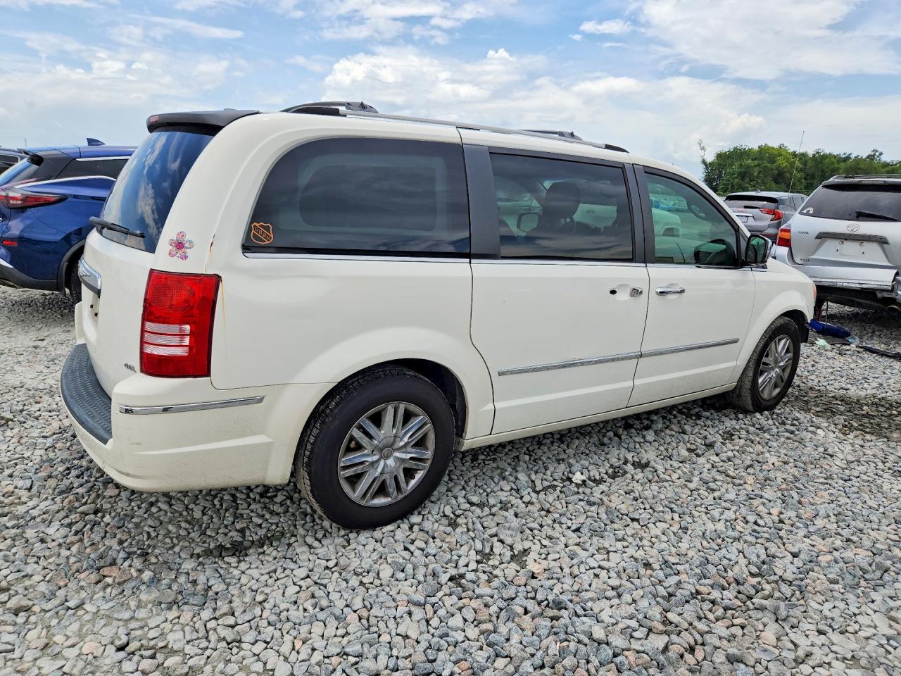 2008 Chrysler Town & Country Limited White vin: 2A8HR64X28R104468