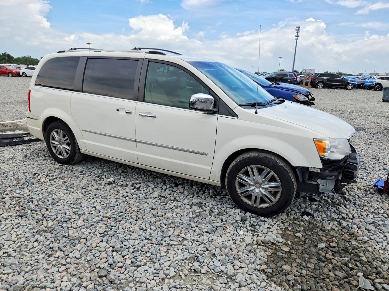 2008 Chrysler Town & Country Limited White vin: 2A8HR64X28R104468