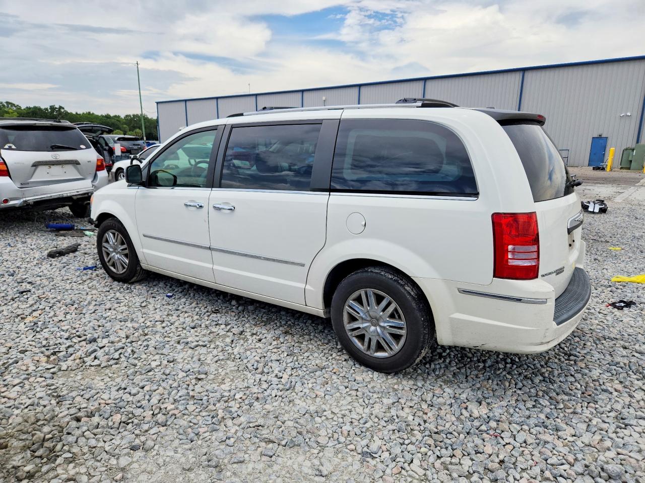2008 Chrysler Town & Country Limited White vin: 2A8HR64X28R104468