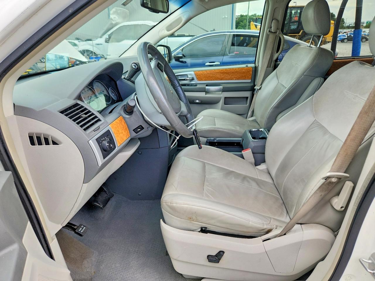 2008 Chrysler Town & Country Limited White vin: 2A8HR64X28R104468