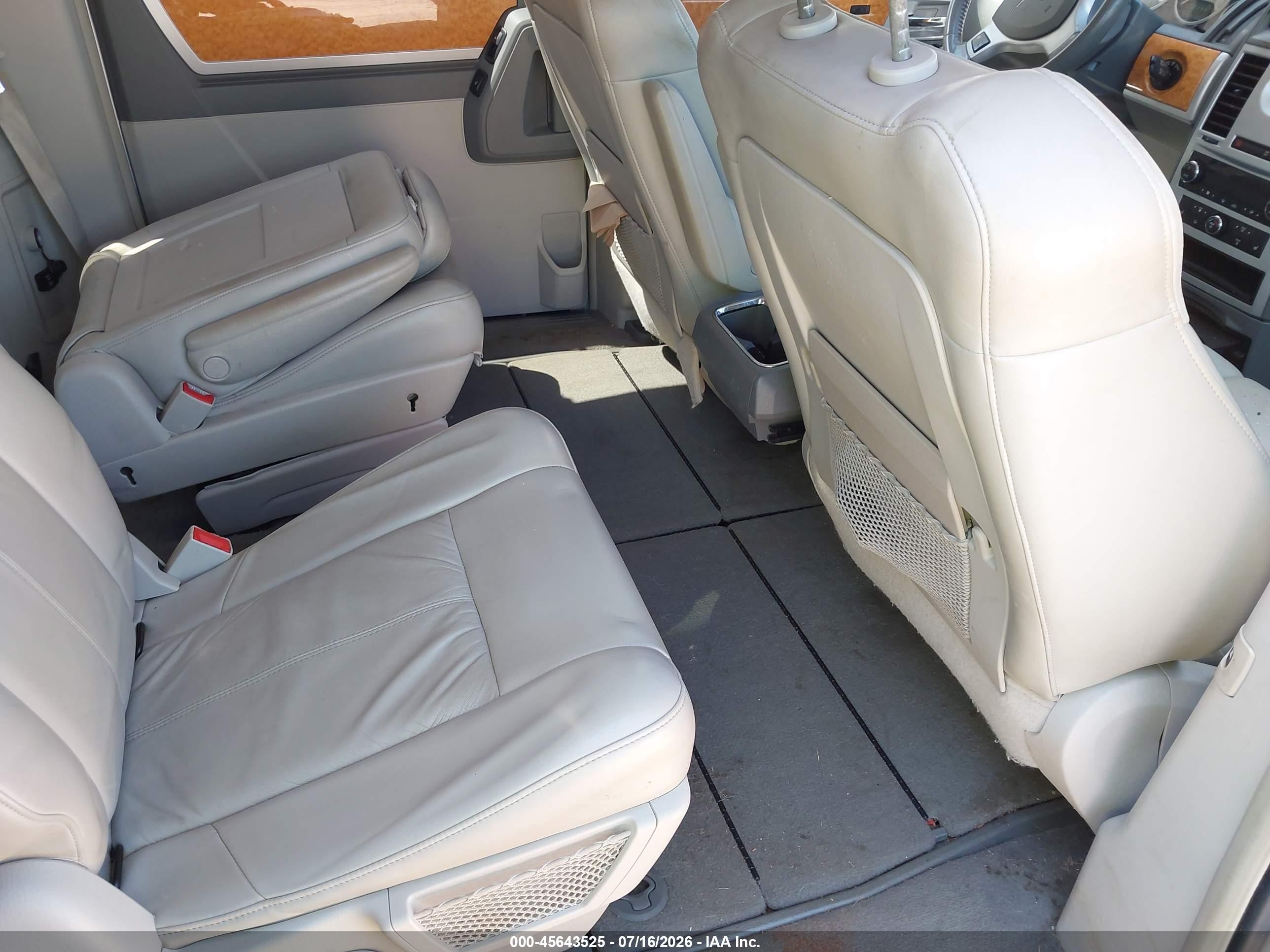 2008 Chrysler Town & Country Limited Silver vin: 2A8HR64X38R647151