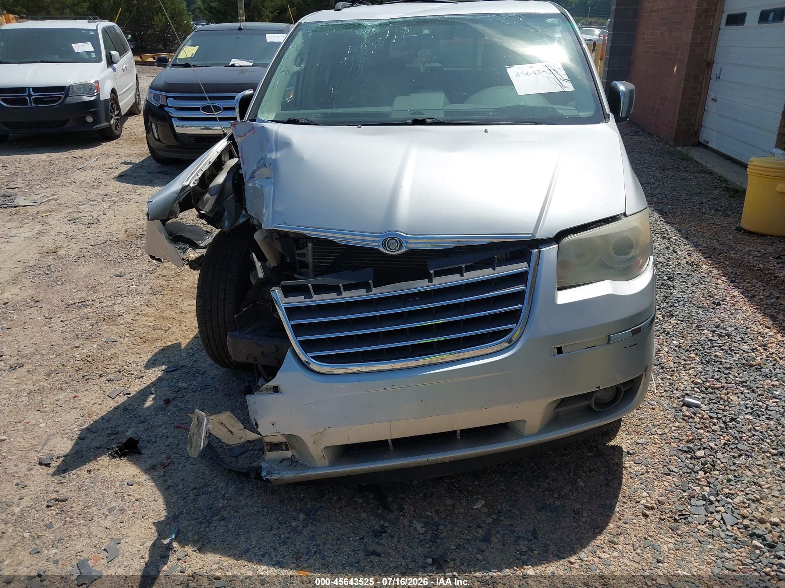 2008 Chrysler Town & Country Limited Silver vin: 2A8HR64X38R647151