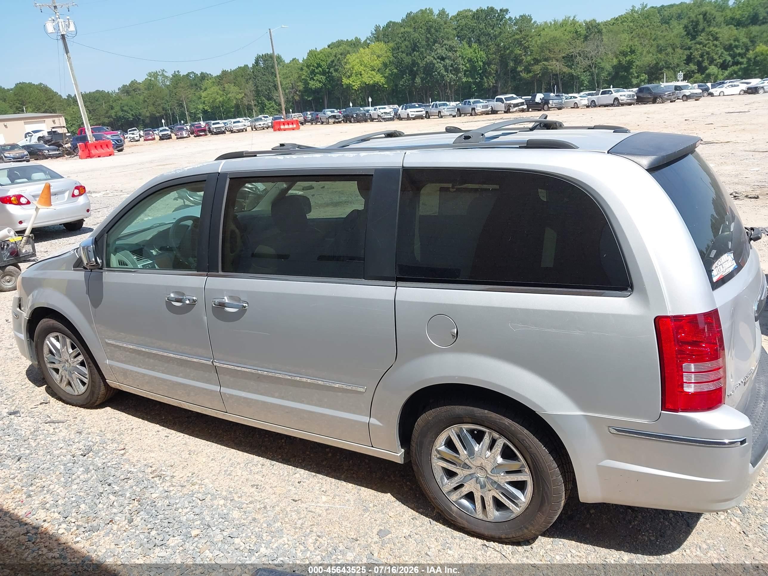 2008 Chrysler Town & Country Limited Silver vin: 2A8HR64X38R647151