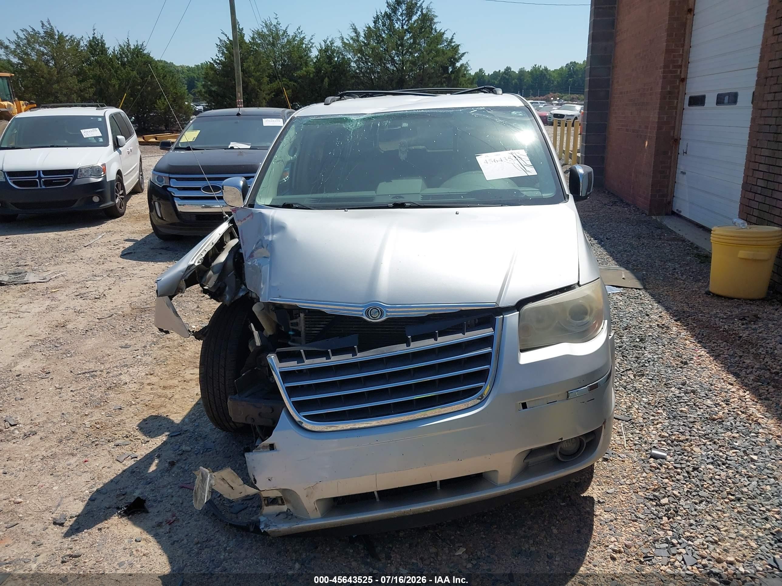 2008 Chrysler Town & Country Limited Silver vin: 2A8HR64X38R647151