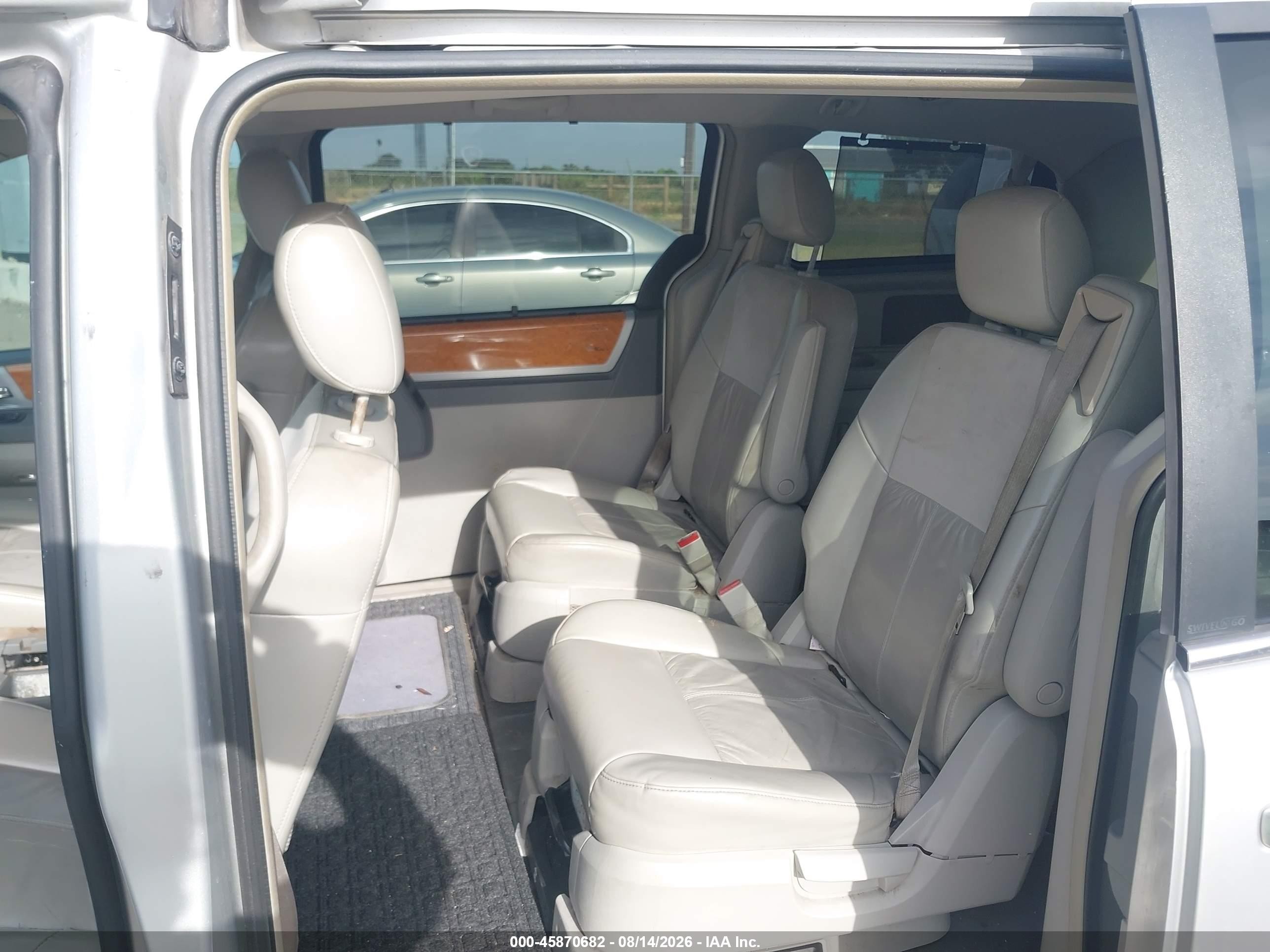 2008 Chrysler Town & Country Limited Silver vin: 2A8HR64X48R133745