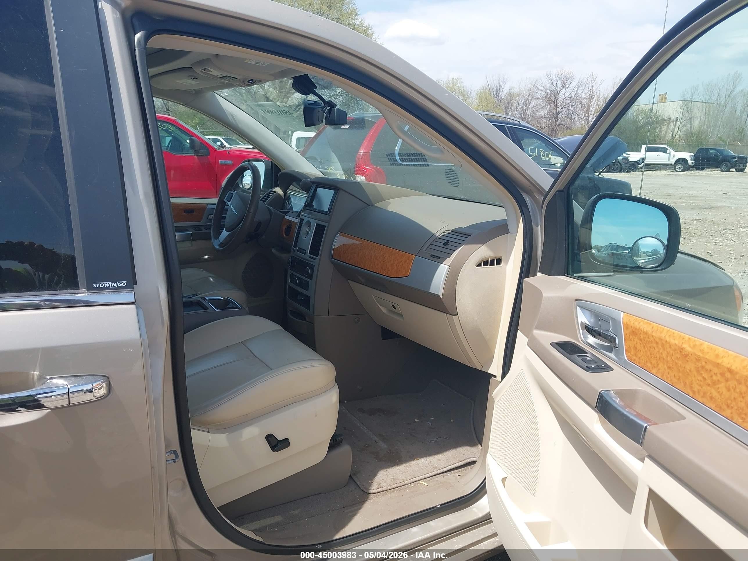 2009 Chrysler Town & Country Limited Gold vin: 2A8HR64X49R659696