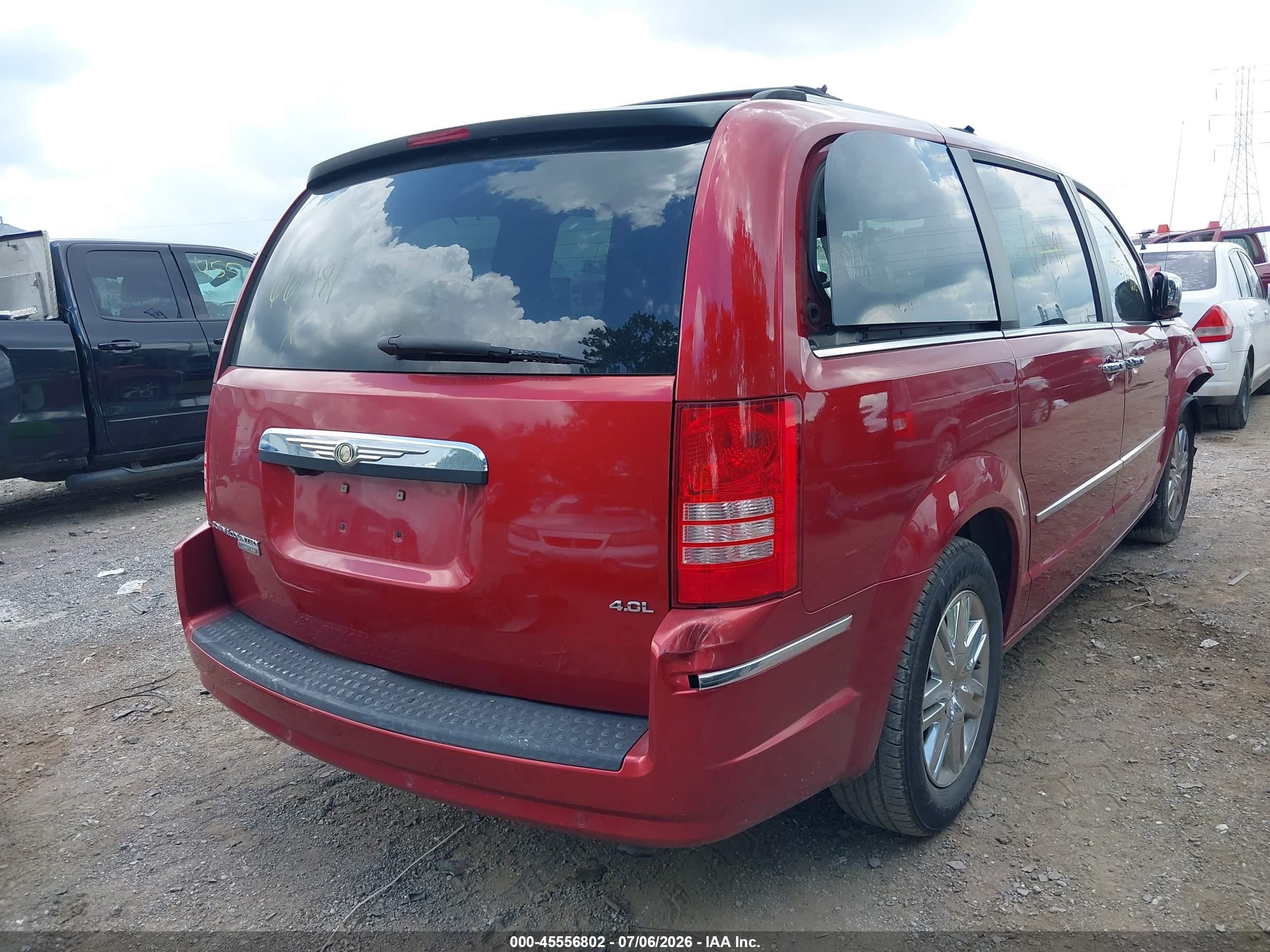 2008 Chrysler Town & Country Limited Red vin: 2A8HR64X68R661481